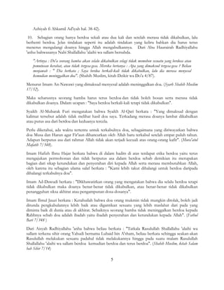 5
Azhiyah fi Ahkamil Ad'iyah hal. 38-42).
10. Sebagian orang hanya berdoa sekali atau dua kali dan setelah merasa tidak dikabulkan, lalu
berhenti berdoa. Jelas tindakan seperti itu adalah tindakan yang keliru bahkan dia harus terus
menerus mengulangi doanya hingga Allah mengabulkannya. Dari Abu Haurairah Radhiyallahu
'anhu bahwasanya Nabi Shallallahu 'alaihi wa sallam bersabda.
"Artinya : Do'a seorang hamba akan selalu dikabulkan selagi tidak memohon sesuatu yang berdosa atau
pemutusan kerabat, atau tidak tergesa-gesa. Mereka bertanya : Apa yang dimaksud tergesa-gesa ? Beliau
menjawab : " Dia berkata ; Saya berdoa berkali-kali tidak dikabulkan, lalu dia merasa menyesal
kemudian meninggalkan doa". (Shahih Muslim, kitab Dzikir wa Do'a 4/87).
Menurut Imam An-Nawawi yang dimaksud menyesal adalah meninggalkan doa. (Syarh Shahih Muslim
17/52).
Maka seharusnya seorang hamba harus terus berdoa dan tidak boleh bosan serta merasa tidak
dikabulkan doanya. Dalam ucapan : "Saya berdoa berkali-kali tetapi tidak dikabulkan".
Syaikh Al-Mubarak Furi mengatakan bahwa Syaikh Al-Qari berkata : "Yang dimaksud dengan
kalimat tersebut adalah tidak melihat hasil doa saya. Terkadang merasa doanya lambat dikabulkan
atau putus asa dari berdoa dan keduanya tercela.
Perlu diketahui, ada waktu tertentu untuk terkabulnya doa, sebagaimana yang diriwayatkan bahwa
doa Musa dan Harun agar Fir'aun dihancurkan oleh Allah baru terkabul setelah empat puluh tahun.
Adapun berputus asa dari rahmat Allah tidak akan terjadi kecuali atas orang-orang kafir". (Mura'atul
Mafatih 7/348).
Imam Hafizh Ibnu Hajar berkata bahwa di dalam hadits di atas terdapat etika berdoa yaitu terus
mengajukan permohonan dan tidak berputus asa dalam berdoa sebab demikian itu merupakan
bagian dari sikap ketundukan dan penyerahan diri kepada Allah serta merasa membutuhkan Allah,
oleh karena itu sebagian ulama salaf berkata : "Kami lebih takut dihalangi untuk berdoa daripada
dihalangi terkabulnya doa".
Imam Ad-Dawudi berkata : "Dikhawatirkan orang yang mengatakan bahwa dia selalu berdoa tetapi
tidak dikabulkan maka doanya benar-benar tidak dikabulkan, atau benar-benar tidak dikabulkan
penangguhan siksa akhirat atau pengampunan dosa-dosanya".
Imam Ibnul Jauzi berkata : Ketahuilah bahwa doa orang mukmin tidak mungkin ditolak, boleh jadi
ditunda pengkabulannya lebih baik atau digantikan sesuatu yang lebih maslahat dari pada yang
diminta baik di dunia atau di akhirat. Sebaiknya seorang hamba tidak meninggalkan berdoa kepada
Rabbnya sebab doa adalah ibadah yaitu ibadah penyerahan dan ketundukan kepada Allah". (Fathul
Bari 7/348 )
Dari Aisyah Radhiyallahu 'anha bahwa beliau berkata : "Tatkala Rasulullah Shallallahu 'alaihi wa
sallam terkena sihir orang Yahudi bernama Lubaid bin A'sham, beliau berkata sehingga seakan-akan
Rasulullah melakukan sesuatu padahal tidak melakukannya hingga pada suatu malam Rasulullah
Shallallahu 'alaihi wa sallam berdoa kemudian berdoa dan terus berdoa". (Shahih Muslim, kitab Salam
bab Sihir 7/14)
 