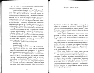 melhor de curar do que encontrar nosso centro de auto-
soberania? Não é esse o objetivo da cura?
Há duas décadas, fui parar em Nova York. ganhando
vinte dólares por noite dirigindo um táxi e fugindo o tempo
todo do trabalho que deveria fazer. Certa noite, sozinho em
meu apartamento sublocado a cento e dez dólares, cheguei ao
fundo do poço em termos de ter me desviado para tantos canais
estranhos, tantas vezes, que eu não conseguia racionalizar a
questão por nem mais uma noite. Peguei minha antiga Smith-
Corona, temendo a experiência como algo sem sentido, sem
propósito, inútil, além de ser a medida mais dolorosa que eu
podia conceber. Durante duas horas, obriguei-me a ficar ali
sentado, produzindo com grande esforço textos sem valor que
arremessava imediatamente no lixo. Foi o suficiente. Guardei
a máquina de escrever.Voltei à cozinha. Na pia, amontoavam-
se dez dias de louças sujas. Por alguma razão, sentia tanta ener-
gia que resolvi lavá-las.A água morna transmitia uma sensação
agradável. O sabão e a esponja faziam seu trabalho. Uma pilha
de pratos limpos começou a se erguer no escorredor. Para
minha surpresa, percebi que estavaassobiando.
Compreendi que havia virado uma página.
Eu estava bem.
Estaria bem dali em diante.
Compreende? Eu não havia escrito nada de valor. Pode-
riam se passar anos até que eu o fizesse, se é que chegaria a
fazê-lo. Não importava. O que contava é que eu havia, após
anos de fuga, realmente me sentado e feito meu trabalho.
Não me entenda mal. Não tenho nada contra a ver-
dadeira cura.Todos nós necessitamos dela. Mas não tem nada
a ver com a realização do nosso trabalho e pode ser um exer-
cício colossal em Resistência. A Resistência adora a "cura".
A Resistência sabe que, quanto mais energia psíquica gastar-
mos remoendo as cansativas e aborrecidas injustiças de nossa
vida pessoal,menos tutano teremos para realizarnosso trabalho.
RESISTÊNCIA E APOIO
Já participou de oficinas de trabalho?Além de uma perda de
tempo, são faculdades de Resistência. Deveriam produzir
PhDs em Resistência. Que melhor maneira de evitar o traba-
lho do que ir a uma oficina de trabalho? Mas o que detesto
mais ainda é a palavra apoio,
Buscar o apoio da família e dos amigos é como reunir
as pessoas em volta de seu leito de morte. É bom, mas quan-
do o navio parte, tudo que podem fazer é ficar no porto ace-
nando adeus.
Qualquer apoio que obtenhamos de pessoas de carne e
osso é como dinheiro do Monopólio; não é moeda legal naque-
la esfera onde temos que realizar nosso trabalho. Na verdade,
quanto mais energia despendemos buscando o apoio de cole-
gas e entes queridos, mais fracos nos tornamos e menos capa-
zes de administrar nossa tarefa.
Minha amiga Carol teve o seguinte sonho, em uma
época em que sua vida parecia estar saindo de controle:
Ela era passageira em um ônibus. Bruce Springsteen era
o motorista. De repente, Springsteen freava, entregava as cha-
ves a Carol e saltava do ônibus. No sonho, Carol entrava em
pânico. Como poderia dirigir aquele enorme Greyhound?
A essa altura, todos os passageiros fitavam-na, espantados.
Obviamente, ninguém mais iria se apresentar e assumir a dire-
ção. Carol sentou-se ao volante. Para sua surpresa, verificou
que conseguia dirigir o veículo.
 