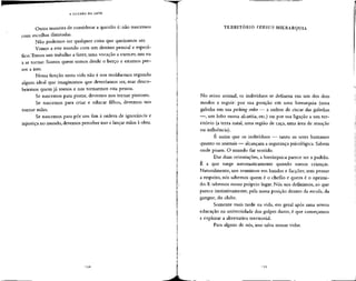 A GUERRA DA ARTE
Outra maneira de considerar a questão é: não nascemos
com escolhas ilimitadas.
Não podemos ser qualquer coisa que queiramos ser.
Vimos a este mundo com um destino pessoal e especí-
fico.Temos um trabalho a fazer, uma vocação a exercer, um eu
a se tornar. Somos quem somos desde o berço e estamos pre-
sos a isso.
Nossa função nesta vida não é nos moldarmos segundo
algum ideal que imaginamos que deveríamos ser, mas desco-
brirmos quem já somos e nos tornarmos esta pessoa.
Se nascemos para pintar, devemos nos tornar pintores.
Se nascemos para criar e educar filhos, devemos nos
tornar mães.
Se nascemos para pôr um fim à ordem de ignorância e
injustiça no mundo, devemos perceber isso e lançar mãos à obra.
TERRITÓRIO VERSUS HIERARQUIA
No reino animal, os indivíduos se definem em um dos dois
modos a seguir: por sua posição em uma hierarquia (uma
galinha em sua pecking order — a ordem de ciscar das galinhas
—, um lobo numa alcatéia, etc.) ou por sua ligação a um ter-
ritório (a terra natal, uma região de caça, uma área de atuação
ou influência).
É assim que os indivíduos — tanto os seres humanos
quanto os animais — alcançam a segurança psicológica. Sabem
onde pisam. O mundo faz sentido.
Das duas orientações, a hierárquica parece ser a padrão.
É a que surge automaticamente quando somos crianças.
Naturalmente, nos reunimos em bandos e facções;sem pensar
a respeito, nós sabemos quem é o chefão e quem é o oprimi-
do. E sabemos nosso próprio lugar. Nós nos definimos, ao que
parece instintivamente, pela nossa posição dentro da escola, da
gangue, do clube.
Somente mais tarde na vida, em geral após uma severa
educação na universidade dos golpes duros, é que começamos
a explorar a alternativa territorial.
Para alguns de nós, isso salva nossas vidas.
 