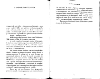 A ORIENTAÇÃO HIERÁRQUICA
A maioria de nós define a si mesmos pela hierarquia e nem
sequer o sabe. É difícil não fazê-lo. A escola, a propaganda,
toda a cultura materialista nos treinam desde o nascimento a
definir a nós mesmos pela opinião dos outros.Beba esta cerve-
ja, conquiste este cargo, tenha esta aparência e todos o amarão.
O que é hierarquia, afinal?
Hollywood é uma hierarquia. Assim como Washington,
Wall Street e as Filhas da Revolução Americana.
A escola secundária é o exemplo máximo de hierarquia.
E funciona; numa área tão pequena, a orientação hierárquica
é bem-sucedida. A líder de torcida sabe onde ela se encaixa,
assim como o nerd no clube de xadrez. Cada um encontrou
um nicho. O sistema funciona.
No entanto, há um problema com a orientação hie-
rárquica. Quando os números tornam-se grandes demais, o
sistema desmorona. A pecking order só pode abranger um
determinado número de aves. Na escola secundária de
Massapequa você pode encontrar seu lugar. Mude-se para
Manhattan e o truque não funciona mais. A cidade de Nova
York é grande demais para funcionar como uma hierarquia.
Igualmente, a IBM. Igualmente, a Universidade de Michigan.
O indivíduo em meio a multidões tão vastas sente-se atônito,
anônimo. É tragado pela massa. Sente-se perdido.
Parece que nós, seres humanos, fomos programados
pelo nosso passado evolutivo para atuar mais confortavelmente
ALÉM D A R E S I S T Ê N C | A
em uma tribo de vinte a, digamos, oitocentos integrantes.
Podemos estender esse número a alguns milhares, até mesmo
a cinco algarismos. Mas, em determinado ponto, esse número
extrapola. Nosso cérebro não consegue arquivar tantos rostos.
Nos debatemos de um lado para o outro, exibindo nossos
símbolos de status (Ei,o que acha do meu Lincoln Naviea-&
tor?) e se perguntando por que ninguém dá a mínima.
Entramos na Sociedade de Massa.A hierarquia é grande
demais. Já não funciona.
 