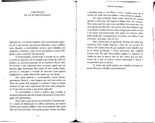 A DEFINIÇÃO
DE UM ESCREVINHADOR
Aprendi isso com Robert McKee. Um escrevinhador, segun-
do ele, é um escritor que procura adivinhar o que o público
quer. Quando o escrevinhador senta-se para trabalhar, não
pergunta a si mesmo o que vai em seu próprio coração. Per-
gunta o que o mercado está buscando.
O escrevinhador condescende à vontade de seu públi-
co.Acha-se superior a ele.A verdade é que morre de medo do
público ou, mais precisamente, de ser autêntico diante dele,
de escrever o que realmente sente ou pensa, aquilo que ele
próprio julga interessante.Tem medo de não vender.Assim,
procura se antecipar à vontade do mercado (uma palavra
significativa) e, então, oferece-lhe aquilo que ele deseja.
Em outras palavras, o escrevinhador escreve hierar-
quicamente. Escreve o que imagina que será bem aceito aos
olhos dos outros. Não pergunta a si mesmo: O que eu desejo
escrever? O que acho importante? Ao invés disso, pergunta-
se: O que está na moda, o que posso negociar?
O escrevinhador é como o político que consulta as
pesquisas eleitorais antes de assumir uma posição.É um dema-
gogo. Um aproveitador.
Pode valer a pena ser um escrevinhador. Considerando-
se o estado de depravação da cultura americana, um sujeito
esperto pode ganhar milhões como escrevinhador. Mas ainda
que seja bem-sucedido, você perde, porque vendeu sua Musa
ALÉM DA RESISTÊNCIA
a qualquer preço e sua Musa é você, a melhor parte de si
mesmo, de onde vem seu melhor e mais autêntico trabalho
Eu estava passando fome como roteirista de cinema
quando a idéia para The Legend of Bagger Vance me ocorreu
Veio como um livro, não como um filme. Encontrei-me com
meu agente para lhe dar a má notícia. Nós dois sabíamos que
os primeiros romances levam muito tempo para serem aceitos
e são muito mal remunerados. Pior ainda, um romance sobre
golfe, ainda que conseguíssemos encontrar um editor, é um
arremesso certo para a lata de lixo.
Mas a Musa havia se apoderado de mim. Eu tinha que
escrevê-lo. Para minha surpresa, o livro foi um sucesso de
crítica e de vendas maior do que qualquer outro trabalho que
eu já tivesse produzido e outros posteriores que também
tiveram sorte. Por quê? Meu melhor palpite é o seguinte: eu
confiei no que eu queria, não no que achava que iria fun-
cionar. Fiz o que eu mesmo achava interessante e deixei a
receptividade para os deuses.
O artista não pode realizar seu trabalho hierarquica-
mente. Tem que trabalhar territorialmente.
 