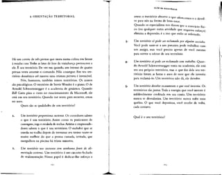 A ORIENTAÇÃO TERRITORIAL
Há um coiote de três pernas que mora numa colina em frente
à minha casa.Todas as latas de lixo da vizinhança pertencem a
ele. É seu território. De vez em quando, um intruso de quatro
pernas tenta assumir o comando. Não consegue. Em seu ter-
ritório doméstico até mesmo uma criatura perneta é invencível.
Nós, humanos, também temos territórios. Os nossos
são psicológicos. O território de Stevie Wonder é o piano. O de
Arnold Schwarzenegger é a. academia de ginástica. Quando
Bill Gates pára o carro no estacionamento da Microsoft, ele
está em seu território. Quando me sento para escrever, estou
no meu.
Quais são as qualidades de um território?
1. Um território proporciona sustento. Os corredores sabem
o que é um território. Assim como os praticantes de
canoagem, ioga e escalada de rochas.Artistas e empreende-
dores sabem o que é um território. O nadador que se
enrola na toalha depois de terminar seu treino sente-se
muito melhor do que a pessoa cansada, irritada, que
mergulhou na piscina há trinta minutos.
2. Um território nos sustenta sem nenhuma fonte de ali-
mentação externa. Um território é um circuito fechado
de realimentação. Nosso papel é dedicar-lhe esforço e
ALÉM DA RESISTÊNCIA
amor; o território absorve oque oferecemos e o devol-
vê para nós na forma de bem-estar.
Quando os especialistasnos dizem que o exercício físi-
co (ou qualquer outra atividade que requeira esforço)
elimina a depressão, é a isso que estão se referindo
Um território só pode ser reclamado por alguém sozinho.
Você pode unir-se a um parceiro, pode trabalhar com
um amigo, mas você precisa apenas de você mesmo
para sorver o néctar de seu território.
Um território só pode ser reclamado com trabalho. Quan-
do Arnold Schwarzenegger entra na academia, ele está
em seu próprio território, mas o que fez dele seu ter-
ritório foram as horas e anos de suor que ele investiu
para reclamá-lo. Um território não dá, ele devolve.
Um território devolve exatamente o que você investiu. Os
territórios sãojustos.Toda a energia que você investe é
infalivelmente creditada em sua conta. Um território
nunca se desvaloriza. Um território nunca sofre uma
quebra. O que você depositou, você recebe de volta,
cada centavo.
Qual é o seu território?
.63
 