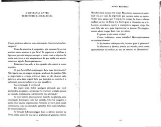 A DIFERENÇA ENTRE
TERRITÓRIO E HIERARQUIA
Como podemos saber se nossa orientação é territorial ou hie-
rárquica?
Uma das maneiras é perguntar a nós mesmos: Se eu me
sentisse muito ansioso, o que faria? Se pegarmos o telefone e
ligarmos para seis amigos, um após o outro, com o objetivo de
ouvir suas vozes e nos assegurarmos de que ainda nos amam,
estaremos agindo hierarquicamente.
Estaremos buscando a boa opinião dos outros a nosso
respeito.
O que Arnold Schwarzenegger faria num dia estranho?
Não ligaria para os amigos;iria para a academia de ginástica. Não
se importaria se o lugar estivesse vazio, se não dissesse uma
palavra a uma alma sequer. Sabe que exercitar-se, sozinho, é o
suficiente para reconduzi-lo ao seu equilíbrio.
Sua orientação é territorial.
Eis outro teste. Sobre qualquer atividade que você
desenvolva, pergunte a si mesmo: Se eu fosse a última pessoa
no mundo, continuaria a desenvolver essa atividade?
Se você estiver absolutamente sozinho no planeta, uma
orientação hierárquica não fará sentido. Não há ninguém a
quem você queira impressionar. Portanto, se você ainda assim
continuaria com sua atividade, parabéns. Você está trabalhan-
do territorialmente.
Se Arnold Schwarzenegger fosse o último homem na
Terra, ainda assim ele iria para a academia de ginástica. Stevie
ALÉM DA RESISTÊNCIA
Wonder ainda tocaria seu piano. Eles obtêm sustento da ativi-
dade em si e não da impressão que causam sobre os outros.
Tenho uma amiga que é louca por roupas. Se fosse a última
mulher na face da Terra, iria direto para a Givenchy ou a St.
Laurent, arrombaria a porta e começaria a saquear a loja. No
caso dela, não seria para impressionar as pessoas. Ela simples-
mente adora roupas. Este é seu território.
E quanto a nós como artistas?
Como realizamos nosso trabalho? Hierarquicamente
ou territorialmente?
Se ficássemos enlouquecidos, iríamos para lá primeiro?
Se fôssemos as últimas pessoas no mundo, ainda assim
apareceríamos no estúdio, na sala de ensaios, no laboratório?
167
 