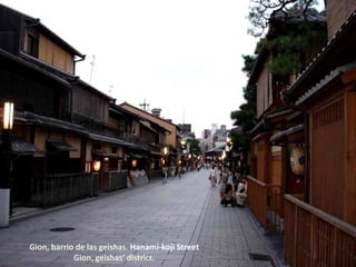 La geisha es una artista
tradicional japonesa. Cuando son
aprendizas, reciben el nombre de
geiko y maiko. Sus habilidades
abarcan la música, el baile y la
narración. Viven en casas
tradicionales conocidas como
okiya. El barrio de Gion en Kyoto
es uno de los más famosos por
sus geishas.

The geisha is a traditional
Japanese artist. When they are
apprentices, are called geiko and
maiko. Their skills include music,
dance and storytelling. They live
in traditional houses called okiya.
The Gion district in Kyoto is one
of the most famous for its
geishas.

(Foto de la web)
 