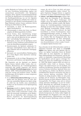 Game-­‐Based	
  Learning.	
  Spielend	
  Lernen?—	
  3


welche Merkmale ein Verfasser oder eine Verfasserin          rungen, die sich in Form von Stolz und gestei-
für seine Einordnung berücksichtigt, ergeben sich            gerten Selbstwertgefühlen äußern können. Ne-
entsprechend unterschiedlich viele Spielgenres               gative Ergebnisse hingegen können zu negativen
(Gauguin, 2010). Typische Unterscheidungsmerkmale            Emotionen wie Frust und Enttäuschungen führen.
sind dabei die Spieldynamik, die Symbolstruktur oder       ▸ Lebens- und Rollenerfahrungen machen Spie-
die Handlungsanforderung, was auf die folgenden              lende durch das Eintauchen in die Rahmenge-
grundlegenden Spielgenres schließen lässt (wobei an-         schichte der Spiele. Diese Erfahrungen sind
zumerken ist, dass aktuelle Unterhaltungsspiele in der       möglich, weil in den Spielen häufig Realitäten auf
Regel Merkmale mehrere Genres aufweisen) (Feil &             multimediale Weise simuliert werden. Die Mecha-
Scattergood, 2005; Pedersen, 2003):                          nismen des Unterhaltungserlebens funktionieren
▸ Actionspiele, in denen die Reaktionsgeschwin-              allerdings nur dann über einen längeren Zeitraum,
   digkeit entscheidend ist;                                 wenn Spielende kontinuierlich Erfolge erzielen.
▸ Adventurespiele, in denen das Lösen von Rätsel-            Erfolg in Spielen zu haben bedeutet, das Spiel
   aufgaben die Rahmengeschichte fortführt;                  kontrollieren zu können beziehungsweise seinen
▸ Casual Games, deren Spielrahmung weniger                   Leistungsanforderungen gerecht zu werden. Für
   komplex und deren Spielregeln schnell erlernbar           Fritz (2005) ist diese Form der Machtausübung in
   sind, so dass sich die Spiele gut für eine „gelegent-     der virtuellen Welt der Hauptgrund dafür, dass
   liche“ und beiläufige Nutzung eignen;                     gerade Heranwachsende mit ihren altersspezifi-
▸ Rollenspiele, in denen sich die Spielfiguren durch         schen Schwierigkeiten – wie etwa dem Gefühl
   Aktionen in ihren Attributen weiterentwickeln und         eines Kontrollverlustes in ihrer sozialen Umwelt –
   somit das Identifikationsempfinden steigern;              von digitalen Spielen fasziniert sind.
▸ Simulationsspiele, die Spielende realitätsnahe Er-
                                                           Eng verbunden mit der Selbstwirksamkeit und der er-
   fahrungen nachempfinden lassen, dabei aber we-
                                                           folgreichen Kontrolle eines Spiels ist die Lernfä-
   niger realistisch sind als simulierende Trainingsap-
                                                           higkeit eines Spielers oder einer Spielerin. Das Er-
   plikationen;
                                                           lernen von Spielen beschreiben Garris & Driskell
▸ Sportspiele mit unterschiedlichen Realitätsgraden,       (2002) dabei als einen Spielzyklus aus Spielerver-
   die in ihren Regeln echten Sportarten nachemp-          halten, Rückmeldungen des Programms, und der dar-
   funden sind;                                            aufhin von Spielenden vorgenommenen Beurteilung
▸ Strategiespiele, in der ein kluges Management von        des Spielfeedbacks und des eigenen vorherigen Ver-
   Ressourcen und Einheiten zum Spielerfolg führt.         haltens (vgl. ebenso die Ausführungen von Kerres et
Die Popularität und der Spielspaß von digitalen            al., 2009). Die Spieler reagieren dabei mit einem un-
Spielen können dadurch erklärt werden, dass ver-           terschiedlich hohen Grad an Interesse, Freude,
schiedene Mechanismen des Unterhaltungserlebens            Ehrgeiz oder Selbstvertrauen auf das Feedback, was
sequenziell oder parallel ausgenutzt und aktiviert         wiederum die Richtung, Intensität und Qualität ihres
werden. Zentrale Unterhaltungsprozesse sind nach           weiteren Verhaltens beeinflusst. Spielende führen also
Klimmt (2008) Selbstwirksamkeitserfahrung, Span-           einen Spielzug aus, erhalten eine Reaktion, bewerten
nung bzw. Lösung und simulierte Lebens- und Rol-           anschließend ihre Situation und können sich dann zu
lenerfahrungen, die bei Spielen zu einem integrierten      einem weiteren Spielzug entscheiden. Wird ihr
Erlebnis verschmelzen:                                     Handeln als richtig akzeptiert, fühlen sie sich positiv
▸ E i n e Selbstwirksamkeitserfahrung m a ch t ein         bestätigt und ihr Interesse am Weiterspielen steigt.
   Spieler oder eine Spielerin, wenn auf seine Akti-       Wird ihr Zug aber als falsch deklariert, fühlen sie sich
   vität eine unmittelbare Reaktion des Spiels erfolgt.    herausgefordert. Ihr Ehrgeiz steigt und sie nehmen
   Er erhält hier das Gefühl, einen unmittelbaren          solange alternative Handlungen vor, bis bei wieder-
   Einfluss auf das Geschehen in der Spielumgebung         holtem Misserfolg ihre individuelle Frustgrenze er-
   zu nehmen.                                              reicht ist und sie das Spiel entnervt beenden. In der
▸ Spannung entsteht in digitalen Spielen durch die         Regel durchlaufen Spielende diesen Zyklus nach dem
   Handlungsnotwendigkeiten, mit denen die Spie-           Versuch-und-Irrtum-Prinzip mehrfach und erwerben
   lenden immer wieder konfrontiert werden sowie           damit schließlich die erforderliche Kompetenz. Eine
   durch die emotionale Anteilnahme an der Medien-         kritische Komponente des Zyklus stellen folglich die
   figur, die von Spielenden selbst verkörpert wird.       Rückmeldungen des Programms und somit die im
   Positive Ergebnisse der Spannungsauflösung              Spiel implementierten Hilfefunktionen und Regeln
   führen daher zu starken emotionalen Erleichte-          dar. Spiele mit gutem Spieldesign zeichnen sich durch
 