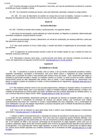 31/12/2016 L8112compilado
http://www.planalto.gov.br/ccivil_03/leis/L8112compilado.htm 42/46
        § 3o  O auxílio será pago no prazo de 48 (quarenta e oito) horas, por meio de procedimento sumaríssimo, à pessoa
da família que houver custeado o funeral.
        Art. 227.  Se o funeral for custeado por terceiro, este será indenizado, observado o disposto no artigo anterior.
               Art.  228.    Em  caso  de  falecimento  de  servidor  em  serviço  fora  do  local  de  trabalho,  inclusive  no  exterior,  as
despesas de transporte do corpo correrão à conta de recursos da União, autarquia ou fundação pública.
Seção IX
Do Auxílio­Reclusão
        Art. 229.  À família do servidor ativo é devido o auxílio­reclusão, nos seguintes valores:
        I ­ dois terços da remuneração, quando afastado por motivo de prisão, em flagrante ou preventiva, determinada pela
autoridade competente, enquanto perdurar a prisão;
        II ­ metade da remuneração, durante o afastamento, em virtude de condenação, por sentença definitiva, a pena que
não determine a perda de cargo.
        § 1o  Nos casos previstos no inciso I deste artigo, o servidor terá direito à integralização da remuneração, desde
que absolvido.
        § 2o  O pagamento do auxílio­reclusão cessará a partir do dia imediato àquele em que o servidor for posto em
liberdade, ainda que condicional.
§ 3o  Ressalvado o disposto neste artigo, o auxílio­reclusão será devido, nas mesmas condições da pensão  por
morte, aos dependentes do segurado recolhido à prisão. (Incluído pela Lei nº 13.135, de 2015)
Capítulo III
Da Assistência à Saúde
      Art. 230.  A assistência à saúde do servidor, ativo ou inativo, e de sua família compreende assistência médica,
hospitalar,  odontológica,  psicológica  e  farmacêutica,  terá  como  diretriz  básica  o  implemento  de  ações  preventivas
voltadas para a promoção da saúde e será prestada pelo Sistema Único de Saúde – SUS, diretamente pelo órgão ou
entidade ao qual estiver vinculado o servidor, ou mediante convênio ou contrato, ou ainda na forma de auxílio, mediante
ressarcimento  parcial  do  valor  despendido  pelo  servidor,  ativo  ou  inativo,  e  seus  dependentes  ou    pensionistas  com
planos ou seguros privados de assistência à saúde, na forma estabelecida em regulamento. (Redação dada pela Lei nº
11.302 de 2006)
        § 1o  Nas hipóteses previstas nesta Lei em que seja exigida perícia, avaliação ou inspeção médica, na ausência de
médico ou junta médica oficial, para a sua realização o órgão ou entidade celebrará, preferencialmente, convênio com
unidades de atendimento do sistema público de saúde, entidades sem fins lucrativos declaradas de utilidade pública, ou
com o Instituto Nacional do Seguro Social ­ INSS. (Incluído pela Lei nº 9.527, de 10.12.97)
                §  2o    Na  impossibilidade,  devidamente  justificada,  da  aplicação  do  disposto  no  parágrafo  anterior,  o  órgão  ou
entidade  promoverá  a  contratação  da  prestação  de  serviços  por  pessoa  jurídica,  que  constituirá  junta  médica
especificamente para esses fins, indicando os nomes e especialidades dos seus integrantes, com a comprovação de
suas habilitações e de que não estejam respondendo a processo disciplinar junto à entidade fiscalizadora da profissão.
(Incluído pela Lei nº 9.527, de 10.12.97)
        § 3o  Para os fins do disposto no caput deste artigo, ficam a União e suas entidades autárquicas e fundacionais
autorizadas a: (Incluído pela Lei nº 11.302 de 2006)
        I ­ celebrar convênios exclusivamente para a  prestação de serviços de assistência à saúde para os seus servidores
ou empregados ativos,  aposentados,  pensionistas,  bem  como  para  seus  respectivos  grupos  familiares  definidos,  com
entidades de autogestão por elas patrocinadas por meio de instrumentos jurídicos efetivamente celebrados e publicados
até  12  de  fevereiro  de  2006  e  que  possuam  autorização  de  funcionamento  do  órgão  regulador,  sendo  certo  que  os
convênios celebrados depois dessa data somente poderão sê­lo na forma da regulamentação específica sobre patrocínio
de autogestões, a ser publicada pelo mesmo órgão regulador, no prazo de 180 (cento e oitenta) dias da vigência desta
Lei, normas essas também aplicáveis aos convênios existentes até 12 de fevereiro de 2006; (Incluído pela Lei nº 11.302
de 2006)
 