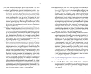 56 
57 
Quatre points importants vont impacter, plus ou moins fortement, le bon déroulement du projet, la relation client/ designer et donc, à terme, la livraison : 
• L’inefficacité de la coordination : l’étude du SIS International Research 27 révèle que « 70 % des salariés interrogés reconnaissent avoir des problèmes pour coordonner la communication entre les membres de leur équipe, ce qui les empêche de répondre rapidement aux demandes les plus urgentes des clients ». Appliqué à notre domaine, lorsque la coordination ne se fait pas, ou mal, cela peut avoir des conséquences importantes sur le projet. Par exemple, un changement de texte ou de wireframe (maquette simplifiée du projet) non pris en compte peut entraîner un oubli au niveau de la conception graphique et du développement technique. Au final, à la livraison, le client ne verra pas la version qu’il a validée, et le projet sera incomplet. Cela entraînera un supplément de travail pour le designer. 
• Le retard sur les informations : l’étude du SIS International Research déclare que parmi les personnes interrogées, « 68 % estiment avoir pris du retard en tentant de joindre des collaborateurs pour leur demander des informations ». Il est parfois indispensable de joindre le client pour obtenir une précision ou pour lui soumettre une idée, dont dépend la poursuite du projet. Le client n’est pas toujours disponible dans l’immédiat (en réunion, en déplacement, en vacances, etc.). Le designer graphique est alors dans l’attente d’une validation, et s’il prend le parti de mettre en place son idée, il risque de passer du temps sur une solution, qui ne sera pas validée par la suite. Ce temps « perdu » ne se rattrapera pas. 
• Les appels non sollicités : l’étude du SIS International Research annonce que « 77 % des collaborateurs sondés déclarent avoir été dérangés par des communications téléphoniques non attendues (y compris celles de moindre importance et les messageries vocales) ». Cette donnée rejoint le discours de Jason Fried 23 qui explique qu’à force d’être dérangé pour assister à des réunions, répondre au téléphone, faire une recherche, répondre à un email, ces taches chronophages distraient et coupent la dynamique de l’activité initiale. Au final, il faut plus de motivation, et plus de temps pour se replonger dans son travail et mener à bien la tâche initialement prévue. De plus, les retards ainsi générés sur les plannings sont facteur de stress. Creaktif a connu cette situation en travaillant pour une grosse entreprise spécialisée dans l’alimentaire : l’équipe chargée du projet côté client demandait systématiquement, après chaque conversation téléphonique, une confirmation écrite par mail, de ce qui avait été décidé. Cette double tâche, inutile pour les designers graphiques, a affecté les plannings de création, puisqu’au lieu de consacrer une heure au design, trente minutes supplémentaires devaient être consacrées à ce compte- rendu, ce qui, au final, amputait sérieusement le temps de création global. De même, à chaque test, dès qu’il y avait le moindre souci ou bug détecté, ce bug était reporté plusieurs fois, sur différentes plateformes, provoquant une véritable saturation des équipes de création et de développement. 
• Une collaboration freinée : enfin, l’étude du SIS International Research dévoile que « 61 % des employés rencontrent des difficultés pour organiser des réunions avec leurs collègues ». Ces résultats appliqués au monde du design sont d’autant plus vrais en ce qui concerne les horaires et le lieu de réunions avec le client. Sans tomber dans le cliché, les agences de création fonctionnent en général selon des horaires décalés (10h-20h, voire plus tard en temps de ‹ charrette ›), ce qui n’est pas le cas des entreprises clientes. Aussi organiser une réunion n’est pas toujours évident, car cela cassera forcement le planning de l’autre (trop tôt, ou en plein après-midi pour le designer, ou trop tard et hors des horaires classiques pour le client), ce qui oblige chacun à faire, une nouvelle fois, des concessions. Concernant le lieu, bien souvent le designer est amené à se déplacer chez le client, ce qui empiète sur le temps de création. Une réunion d’une heure chez le client impliquera un déplacement, temps qui n’est, bien souvent, pas comptabilisé dans le planning de livraison du projet. Il est parfois arrivé chez Creaktif, que l’équipe se déplace à Boulogne chez le client, pour une réunion de 30 min, après avoir fait une heure de trajet aller et une heure de trajet retour, ce qui est clairement du temps perdu (une réunion Skype aurait été plus appropriée...). 
Un autre grand dilemme concerne principalement les designers indépendants : la clarification du planning et des jours travaillés. Il peut arriver que des designers indépendants, travaillant à domicile, se voient demander de travailler le week-end, soit sept jours d’affilés, sans repos. De même, en agence de design, il n’est pas rare de voir des corrections ou des éléments importants concernant la conception du projet arriver par email à 19h passées, et demander à ce qu’elles soient intégrées pour le lendemain matin, voire le vendredi soir pour le lundi matin. Cela est bien souvent dû à une méconnaissance du métier de la part du client (qui pense qu’une correction est assez rapide à mettre en place), ou alors il s’agit tout simplement de mépris pour la profession en général. Les tensions qui peuvent ainsi être créées par ces demandes inappropriées (non-respect des temps de travail et de repos) peuvent alors engendrer des complications (fatigue, ressentiment, retard non prévu, etc.). Pour éviter ces frictions, le plus simple est encore de bien définir sur le planning, les horaires et jours travaillés, dès le début du projet, notamment, en les incluant dans le cahier des charges et lors de la gestion du planning de production. 
1.3.3- Echanger ensemble, convaincre et expliquer, pour éviter 
les temps improductifs 
Une fois le cahier des charges établi et partagé entre les acteurs, le projet peut commencer... et des tensions apparaître, car il y a souvent un problème de management dans les équipes, en raison d’une mauvaise communication, d’erreurs personnelles, d’incompréhensions, ou de l’idée que chacun se fait du projet.  
