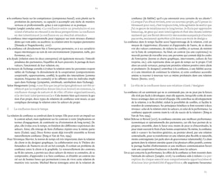 80 
81 
• la confiance basée sur les compétences (competence based), axée plutôt sur la prestation du partenaire, sa capacité à accomplir une tâche de manière sérieuse et professionnelle, grâce à son expérience et sa pratique. 
Virginie Langlet conclue ainsi, « La confiance entre un prestataire et son client s’attache en résumé à ces deux perspectives : la confiance en des intentions et la confiance en un résultat attendu ». 
La confiance inter-organisationnelle peut s’appuyer sur trois niveaux d’antécédents qui vont aider, ou accélérer, sa création entre les équipes partenaires (Donada et Nogatchewsky, 2007) : 
• la confiance est directement liée à l’entreprise partenaire, et à ses caractéristiques intrinsèques au sein de son environnement (réputation, taille, performance, etc.) ; 
• la dyade (relation entre les deux entreprises) est également mesurée : l’interdépendance des partenaires, l’équilibre de leurs pouvoirs, le partage de leurs valeurs, l’ancienneté de leur relation, etc. 
• la mesure de l’échange consiste à évaluer la relation entre les personnes responsables de l’échange : le déroulement de la coopération (comportements coopératifs, opportunisme, conflit), la qualité des interactions (communication, fréquence des contacts) et les affinités entre les individus impliqués dans l’échange (sympathie, similitude, satisfaction dans l’échange). 
Selon Mangematin (2009), « une fois que les principes généraux ont été arrêtés et que la coopération donne lieu à un travail en commun, la confiance change de nature et de rôle : d’inter organisationnel, elle devient interpersonnelle ». Cela montre bien qu’à travers la gestion d’un projet, deux types de relations de confiance sont noués, ce qui complique davantage la relation entre les acteurs du projet. 
C La confiance dans le temps 
La relation de confiance se construit dans le temps. Elle peut avoir un impact sur le contrat actuel, mais également sur les contrats à venir (implications en termes d’engagement, de continuité ou d’orientation de long terme). De plus, elle évolue avec le temps, en fonction des différentes expériences des acteurs. Ainsi, elle émerge de liens d’alliance répétés avec le même partenaire (Gulati, 1995). Deux firmes ayant déjà travaillé ensemble se feront naturellement confiance (Ring et Van de Ven, 1994). 
Pour Véronique Marrier, la notion de temps est très importante dans la relation du client et du designer graphique. La collaboration avec le Théâtre des Amandiers de Nanterre en est un bel exemple. Il existait un problème de confiance entre le client et le graphiste. Le renouvellement des contrats, au fil des saisons, a permis aux deux acteurs de mieux se connaître, de se comprendre, d’apprendre à se faire confiance, et d’établir un contrat moral sur de bonnes bases qui permettent à tous de vivre cette relation de manière très sereine. Michael Bierut témoigne ainsi de la relation de confiance (de fidélité) qu’il a pu entretenir avec certains de ses clients 36. « Lorsque l’un d’eux revient, avec un nouveau projet, qu’il pense intéressant pour moi, c’est toujours très, très agréable de sentir que j’ai ce genre de relations sur le long terme. Je finis par apprendre beaucoup, de gens qui sont intelligents et font des choses intéressantes et qui me feront découvrir des mondes auxquels je n’aurais pas accès, seulement après être allé dans une école de design ». 
La confiance dans le temps facilite aussi l’apprentissage de la relation, c’est un moyen de s’apprivoiser, d’écouter et d’apprendre de l’autre, de se découvrir des valeurs communes, de réduire les conflits, et surtout, de minimiser la fuite de compétences. Au final, un contrat (ou une expérience) renouvelé permet de travailler avec une personne qui connait déjà les codes de l’entreprise (norme et charte graphique, intervenants, culture de l’entreprise, etc.), cela représente donc un gain de temps sur le projet. C’est alors un cercle vertueux, puisqu’une première relation positive entre client et prestataire (le designer) contribue à la confiance, à une fidélité accrue et à une intention de continuer la relation, et cette confiance accordée amène se tourner à nouveau vers ce même prestataire dans une relation future (Bories, 2007). 
D Le rôle de la confiance dans une relation client / designer 
La confiance est un sentiment qui ne se commande pas, on ne peut pas la forcer, elle n’est pas facile à développer, mais elle apporte, lorsqu’elle existe de nombreux avantages dans un travail d’équipe. Elle contribue au développement de la relation, à sa flexibilité, réduit la possibilité de conflits, et facilite le transfert de connaissances. Ses principaux bénéfices se font ressentir à deux niveaux : celui de la relation entre les acteurs, et celui de la performance. La confiance apparaît comme étant la « clé du succès de la relation » (Ring et Van de Ven, 1994). 
Selon Delerue et Bérard (2007), la confiance entraîne une meilleure performance économique et opérationnelle des partenaires, car elle leur permet de se projeter, ensemble, dans le futur avec moins de peur et d’incertitudes, la peur étant souvent le frein d’une bonne coopération. De même, la confiance aide à « casser » les barrières générées, au premier abord, par une relation contractuelle, pour se transformer en une relation plus flexible et naturelle, moins contraignante (on parle alors de gouvernance relationnelle). Ce changement dans la relation entraîne quant à lui plusieurs effets positifs, comme le partage facilité d’informations et une meilleure communication favorisant une coopération fructueuse et durable entre les acteurs. 
En ce qui concerne la performance, les effets de la confiance se font ressentir dans l’attitude des acteurs (Langlet, 2006). La confiance aide à réduire « la perception du risque associé aux comportements opportunistes et diminue leur probabilité d’apparition », elle augmente l’assurance  