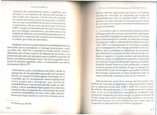 JOSÉ ALMEIDA BRICEÑO
existencia de consentimiento tácito o implícito. , por
ejemplo,. en los supuestos de silencio del cónyuge al
que se pide una respuesta, a fin de tratar de corregir
l?s e~cesos de la época anterior, puesto que, en definí.
uva, S111 negar la posibilidad de prestar el consentimien-
to tácitamente, hay que tener presente que el artículo
1322º/1 ex~ge el consentimiento de uno y otro cónyu-
ge y no el simple conocimiento, cuya diferencia se ha
cuid.ado de delimitar una reiteradajurisprudencia con
motivo de la resolución del contrato de arrendamien-
to urbano por obras inconsentidas».
. Asimismo, el tercero puede solicitar la anulabilidad del acto
invocando que su contraparte, el cónyuge interviniente actuó
con dolo (Art. 210º CC), ocultando su estado civil de casado o
afi~and? qu~ el. bien materia de disposición pertenece a su
patnmomo prrvatrvo; de tal manera que si hubiese conocido tal
hecho, no hubiese celebrado el acto. Así, lo ha aceptado nueva-
mente la doctrina española, como a continuación nos ilustra
nuevamente BELLO(189):
«Ciñénd?nos, pues, al problema del dolo y desde la
p~rspectIva de los principios generales del consentí-
mIent~, la respuesta la interrogante formulada, de sí
es ~osIble que el cocontratante ostente legitimación
activa propia para interponer una acción de
anulabilidad por concurrencia de dolo debe ser afir-. ,
mativa, y así se manifiesta buena parte de la doctrina
cuando analiza el supuesto de concurrencia de varias
causas de anulabilidad a la vista, sobre todo, del pro-
blema que surge cuando una persona contrata con un
(189) Ibídern, pp. 184-186.
316
CAPíTULO 2: LA DISPOSICIÓN ARBITRARIA DEL PATRIMONIO SOCIAL
menor malicioso ignorando que lo era; en el mismo
sentido de concesión al comprador de acción de
anulabilidad por dolo ex artículos 1269º y 1270º, se
produce la mejor doctrina en los supuestos de venta
de cosa ajena con engaño cometido fraudulentamen-
te por el vendedor.
[...] es evidente que el cocontratante puede preferir
la desaparición del contrato antes de tener que sopor-
tar su posible impugnación posterior por el cónyuge
cuyo consentimiento se omitió, en tanto que, aunque
la anulación conlleve, además de la restitución ex artí-
culo 1303º, la indemnización de los daños causados
por la impugnación del cónyuge preterido en la me-
dida en que lo justifique la satisfacción de su interés,
que obviamente no puede exceder del interés de con-
fianza o negativo, le puede resultar más beneficioso
evitar su propio cumplimiento y posterior restitución
así como que surjan los daños que esperar a su indem-
nización cuando éstos ya se han producido, a expen-
sas de la prueba de los mismos, lo que no siempre le
resultará fácil y,por la contraparte que padeció el dolo
del cónyuge contratante si, antes de plantear ésta, el
esposo preterido consiente el acto de su consorte».
Adicionalmente, antes de la entrega del bien social y tra-
tándose de contratos sinalagmáticos o de prestaciones recípro-
cas, en aplicación de los Arts. 1428º Y1429º CC, el tercero pue-
de solicitar alternativamente: i) el cumplimiento de la presta-
ción, ya sea en la vía judicial o extrajudicial (mediante carta
notarial de intimación que debe otorgar un plazo no menor de
15 días, luego del cual el contrato queda resuelto); o ii) la reso-
lución del contrato, en la vía judicial. En uno y otro caso, co-
rresponde la indemnización por daños y perjuicios.
317
 