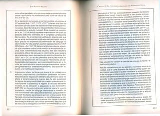 arma eficaz para éste, sino que como regla no contempla otros
casos y por lo tanto no puede servir para suplir los vacíos del
Art. 315° del CC.
3.
En la legislación comparada encontramos otras soluciones: el
CC español (Arts. 1322°, 1375° Y 1377°) plantea dos tipos de
sanciones para los actos de disposición arbitraria del patrimo-
nio social, dependiendo que se haya contraído a título oneroso
(anulabilidad) o gratuito (nulidad). Este modelo fue recogido
en el Art. 315°-B de la Propuesta de enmiendas del Libro de
Derecho de Familia elaborada por el Congreso Constituyente
Democrático. No encontramos justificación alguna para que
en los actos de disposición arbitrarios del patrimonio social a
título gratuito no se permita la confirmación del cónyuge no
interviniente. Por ello, aciertan aquellas legislaciones (Art. 1757°
CC chileno y Art. 184° CC italiano) y la jurisprudencia argenti-
na que consideran como única sanción la anulabilidad de di-
chos actos. Admitiéndose esta solución, ésta sólo resultaría
procedente a favor del cónyuge no interviniente, quien gozaría
de un adecuado plazo de prescripción extintiva (dos años, Art.
2001°, inc. 4 CC) y a su vez, permitiría que el juez evalúe los
motivos de la pretensión del cónyuge no interviniente, las par-
ticularidades del negocio y su incidencia patrimonial en la fa-
milia, así como admitiría que el cónyuge interviniente y el ter-
cero presenten sus pretensiones similares. Esta solución re-
quiere una modificación legislativa.
Argumentos a favor del tercero de buena fe. La nulidad como
solución jurisprudencial o anulabilidad (propuesta por noso-
tros) del acto de disposición arbitrario del patrimonio social no
afecta al tercero adquirente cuando éste ha sido guiado por
los signos de recognoscibilidad que nuestro ordenamiento ju-
rídico provee: la posesión y el registro. En el caso de bienes
muebles, es de aplicación la adquisición a non domino (Art.
948° CC), por la cual si el tercero actúa de buena fe y como
propietario y recibe del cónyuge interviniente la posesión de
una cosa mueble habrá adquirido el dominio, aunque éste ca-
rezca de facultades para hacerla por ser un bien social. Esta
figura se circunscribe únicamente a la transferencia de la pro-
piedad, con lo que se excluye cualquier otro tipo de titularidad
adquirida por el tercero (renuncia o gravamen). Requiere que
se produzca la entrega física del bien, lo cual también se cum-
322
CAPíTULO 2: LA DISPOSICló ARBITRARIA DEL PATRIMO 10 SOCIAL
. osesión del tercero
pie cuando el bien ya se encontraba en P
(traditio brevi manu), mas no cuando. el bien queda en pose~
sión del cónyuge interviniente (constduto posesono). La bue
na fe que se pide consiste en el desconocimiento qu.e el bien
entregado tiene la calidad de social (buena f~ creencia). En el
de bienes inmuebles y los muebles registrados (aunque
caso i unif teI . . prudencia casatoria no resulte clara ni uru arme en es
a JUtrls)es de aplicación la fe pública registral (Art. 2014° CC),
pun o . .,. t f
por la cual si el bien social aparece inscrito urucamen e a avor
del cónyuge interviniente (por hab~r declarado ser soltero o
porque logró inscribirlo como propio), .el tercero de b.uena fe
mantendrá su adquisición una vez Inscrito su derec~o silo hace
a título oneroso de dicho cónyuge, aunque despu~s se anule,
rescinda o resuelva el derecho del otorgante por Virtud de cau-
sas que no consten en los reqlstros oúbucos. La buena fe como
isito de esta figura no solo requrere que el tercero des?o-
~~i~a que su contratante tenía el estado civil de casa?o, sino
que obliga a leer además, del resumen del as~ento.reglstral, el
título archivado que le dio origen. La onerosldad Inclu~e a I~
transferencia Y al gravamen Y excluye a los act~s de dísposi-
ción arbitraria del patrimonio social a título gratuito.
Esta solución no varía en el caso de las uniones de hecho y el
matrimonio putativo.
Resulta contradictorio con su posición, asumid~ a favor de la
nulidad, que la Corte Suprema de Justicia admita qu~ ,en ~~-
terminados supuestos se pueda considerar la ac~ptac.lo~ tací-
ta del cónyuge no interviniente en los actos de dlsposlclon ar-
bitrarios del patrimonio social. Así ha resue,lto cuan.do el tercero
acreedor prueba que dicho cónyuge acepto los r~clbos ,de.pago
por cuota inicial; interviene en la elevación a escritura publica de
la minuta de compraventa que no suscribió; ?e.sdeclarad? re-
belde en el proceso judicial. Los Registros publicas han u~llIza-
do este argumento para salvar los defectos que se pudiesen
crear en el tracto sucesivo en la transferencia de los inmuebl~~,
cuando uno de los cónyuges no ha participado ~,n la adqUISI-
ción de un bien, pero sí en su posterior disposlclon.
Un extremo que el legislador deja en la sombr,a, acas? por
creer que está suficientemente aclarado, es qu~ se entiende
por los «casos considerados en las leyes especiales», excep-
323
 