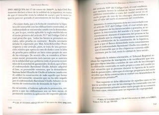 JOSÉ AlMEIDA BRICEÑO
2005 AREQUIPA del 17 de enero de 2006(59) . .
manente declaró a favor de la nulidad de la '. la Sala CIVIlPer-
de que el inmueble tenía la calidad d . hipoteca, en razón
, e social y por lo t
quena para ser gravado el asentimiento de lo d ,anto re-s os conyuges:
«No existe duda 1 e h. ' que a a lec a de constituirse la hi o
te,: del mmueble con las edificaciones construida; e;
co emandado se encontraba casado con la de da
te po 1 man an-
'. :- o q:-re,resulta aplicable la regla establecida en
el mClSOp~mero del artículo 311º del Código Civil el
cual prescnbe que 'todos los bi. 1 ' ienes se presumen so-
cia es, salvo prueba en contrario' R 1 ._ 1 1 . esu ta necesano
sena ar o expresado por Max Arias-Schereiber Pezet
respecto a este artículo. , lati ' pues, se trata de una presun-
cion re atrva que opera en caso de duda o ante la falta
de prueba para calificar un bien como pr . d
de los cón D' opIO e uno
.yuges. e ocurnr ello, se considera al bi
como sO.Clal;.presunción iuris tantum que se suste~t~
en la solidaridad que gobierna tod 1 '
. de la soci o e proceso econo-
~ICOd e a sociedad de gananciales. Es decir, que si bien
co emandado Bartolomé Chullo Arhui doui ,el 1 uire a qUInO
ote, es presumible entonces que la d dSa t 1 b ,eman ante
él n ~~ ~al el Huaylla de Chullo al haberse casado con
p~r~e ~~~ina~~:~~~~~t~~i~~ t~~~ ~;u:~l~i¿::~o:~~
por :1codemandado Bartolomé Chullo Arhui g
escnto de contestación de demanda de foja~l~~.en su
~~c~:l :e~~:~~ al ~~~ers~ aplicado la presunción, res-
ertin s.~ I icaciones son un bien social, es
p ente también la aplicación del segundo párrafo
(59) GAS o. N- 372-2005-AREQUIPAdel 17 de enero de 2006 S, PIJ 2006.
140
CAPíTULO 2: LA DISPOSICIÓN ARBITRARIA DEL PATRIMO;-'¡IO SOCIAL
del artículo 310º del Código Civil, el cual establece,
que también tienen la calidad de bienes sociales los
edificios construidos a costa del caudal social en el
suelo propio de uno de los cónyuges, abonándose a
éste el valor del suelo al momento del reembolso.
Asimismo, lo antes expuesto debe ser concordado con
el artículo 315º del Código Civil, el cual señala que,
para disponer de los bienes sociales o gravarlos, se re-
quiere la intervención del marido y la mujer. Conse-
cuentemente, durante el transcurso del proceso se ha
acreditado que la cónyuge demandante no intervino
en la celebración de la constitución de la hipoteca,
pese a que el Banco demandado tenía conocimiento
que el codemandado Bartolomé Chullo era casado y
que el inmueble que se iba a hipotecar contenía edifi-
caciones, por lo cual, tenía la calidad de bien social».
Siguiendo la misma orientación, el Tribunal Registral re-
chaza las rogatorias de inscripción o de rectificación que ten-
gan por objeto inscribir a nombre de uno solo de los cónyuges
la edificación construida en suelo propio a costa del caudal so-
cial-situación que se presume durante la vigencia de la socie-
dad de gananciales-, salvo que el cónyuge propietario del suelo
acredite que dicha construcción se realizó con desembolsos de
su patrimonio privativO<60).
Este supuesto se debe diferenciar de aquellos casos en los
que se acredite que uno de los cónyuges ha construido con car-
go a su patrimonio privativo sobre suelo propio de su consorte.
En estos casos, estaremos ante un supuesto de copropiedad.
(60) RES.Nº 312-2000-0RLC/TR del 3 de octubre de 2000, en la ORLC,
Tomo 1,Vol. XI, pp. 320-322.
141
 