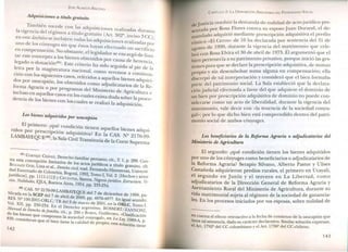 Adquisiciones a título gratuito
También sucede con las d '"
, , , , a qmsICIOnes realizadas dur
la vigencia del régimen a título gratuito (Art 302Q
' , 3 ante
t ímbi , ' ,InCISO CC),
en es e am ito se Incluyen todas las ad '" , '
d " qmslCIOnes realIzadas
uno e los conyuges SIn qu~ éstos hayan efectuado un sa 'ft?r
en compensación, o obstante ell '1 d cri ICIO
, egIs a or se encargó d li '
tar este concepto a los bienes obt id e ImI-
eru os por causa de h '
legado o donación(61) Este criterio h id ' erenCIa,
, a SI o seguIdo al ' d
letra por la magistratura nacional pIe e la
" , , ' como veremos a conti
cion con los SIguIentes casos referidos ' nua-
~os por usu~apión, los obte~idos com~ :dj~~~~:!~::~:~qURiri-
rorrna Agrana o po ' , a e-
, 1 r programas del MInIsterio de Agricult
~:~~:o ;ntqu~llos casos en los cuales exista duda sobre la p~~~e~
la e os bIenes con los cuales se realizo' la adq , , "
UISlCIOn,
Los bienes 'adquiridos por usucapión
El primero' 'qu' di ,
ridos '~ ,e,con ICIOntienen aquellos bienes ad ui-
LAM por prescnpcIOn adquisitiva? En la CAS Q 2176q
99
BAYE QUE (62) 1 S ' , ,- -
, a ala CIVIlTransitoria de la Corte Suprema
(61) COR~EJOCHÁvEZ,Derecho familiar '
tra esta concepción limitativa de los ~e~~no, "': T. 1, p, 289, Con-
BIGLlAZZIGERl Lina et al Dere h " actos jurídicos a titulo gratuito, cfr;
d ' "c oCWl~trad Fe d H'
ad Externado de Colombí B ' ,rnan o mestroza, Universi-
, 'd' la, agota 1992 To 1 11 1 2
J~n lcosJ,Pp,l111-1112yCIFl:E:,TES' ,mo ,,V?' :[Hechos y actos
ClOS,Nulidades EJEA Bu Aire , Santos, NegoCloJurídico, Estructura, Vi-
, ,enos res, 1954, pp, 233-234
(62) CAS, N!l 2176-99-LAMBA '
blicada en la SCEP del 7 de abril JEQUE del 7 de diciembre de 1999, pu-
RES, N!l106-200 1-0RLC/TR d e 2000, pp, 4976-4977, En igual sentido:
Vol. XII, pp, 230-234 En el el 9 de marzo d~ 2001, en la ORLC, Tomo 1,
Manual de Derecho d fi' 'Z' Derecho argentmo, BOSSERT/ZANNONI
de los bienes que c~::p~~~nc~t" p, ~3d6dYBORDA,Guillermo, «Clasificació~
839 c id a SaCIe a conyugal», en La Le" 1983 A' onsi eran que el b", J' - P
ien tIene la calidad de propio; esta sol ' , " '
UClon nene
142
CAPíTULO 2: LA DISPOSICló ARBITRARIA DEL PATRIMONIO SOCIAL
de Justicia resolvió la demanda de nulidad de acto jurídico pre-
ntada por Rosa Flores contra su esposo Juan Durand, el de-
:~andado adquirió mediante prescripción adquisitiva el predio
rústico «El Cerro» de la ha declarada por sentencia del 31 de
agosto de 1990, durante la vigencia del m~trimonio que cele-
bró con Rosa Elvira el 30 de abril de 1973, El argumentó que el
bien pertenecía a su patrimonio privativo, porque inició las ges-
tiones para que se declare la prescripción adquisitiva, de mutuo
propio y sin desembolsar ~~ma algu~a e~ compe~sación; ella
discrepó de tal interpretación y consideró que el bien formaba
parte del patrimonio social. La Sala estableció que la declara-
ción judicial efectuada a favor del que adquiere el dominio de
un bien por prescripción adquisitiva de dominio no puede con-
siderarse como un acto de liberalidad, durante la vigencia del
matrimonio, vale decir con «la tenencia de la sociedad conyu-
gal»; por lo que dicho bien está comprendido dentro del patri-
monio social de ambos cónyuges,
Los beneficiarios de la Reforma Agraria o adjudicatarios del
Ministerio de Agricultura
El segundo: ¿qué condición tienen los bienes adquiridos
por uno de los cónyuges como beneficiarios o adjudicatarios de
la Reforma Agraria? Serapio Silvano, Alberto Pastor y Ulises
Castañeda adquirieron predios rurales, el primero en Ucayali,
el segundo en Junín y el tercero en La Libertad, como
adjudicatarios de la Dirección General de Reforma Agraria y
Asentamiento Rural del Ministerio de Agricultura, durante su
vida matrimonial sujeta al régimen de la sociedad de ganancia-
les, En los procesos iniciados por sus esposas, sobre nulidad de
en Cuenta el efecto retroactivo a la fecha de comienzo de la usucapión que
tiene tal sentencia, dado su carácter declarativo, Similar solución expresan,
el Art. 17922 del CC colombiano y el Art. 17362
del CC chileno.
143
 