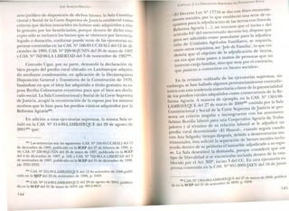 JOSÉ ALMEIDA BRICEÑO
acto jurídico de disposición de dichos bi .
cional y Social de la Corte Suprema de le~e., la Sala ~~nstltu-
criterio que dichos i bl justicia estableció como
os inrnue es no habían sid d .. d -
lo grat~ito por los beneficiarios, porque de~t~o ~:~i os a utu-
cepto solo se incluyen los bienes que se obtienen cho cO.
n
-
legado o donación, conforme puede verse de la e~or herencia,
premas contenid Jecutonas su
as contem as en las CAS. Nº 106-95-UCAYALI -
ciembre de 1995, CAS. º 220-96-JUNI T del 26 d del 12 de di-
y CAS. º 762-96-LA LIBERTAD d 1 3 d . e mayo de 1997e e noviembre de 1997(63)
. Conrado Ugaz,por su parte, demandóla declaració .
bien propIO del predio rural ubicado en Lamba e u don .d~
d~ mediante condonación, en aplicación de la riq .e a q~In-
~ls~o~ciónGeneraly Transitoriade la Constituc:~~~q~¿~~a
p~::nB::t~=~¿::~~;:; r~::~~!~~~:'aaq~~u~~~;:~u:;~;~u ~s:
rado s~c~al. La Sala Constitucional y Social de la Corte Su ec a-
de J~StlCla, acogió la reconvención de la esposa por 1 ~rema
motivo 1 hi os mismos
Refor~a~;r:ria~~~ para los predios rústicos adquiridos por la
En adición a estas ejecutorias su re 1 .
ñaló en la CAS º 514-99 LAM P mas, a misma Sala se-
2001 (65)que:' - BAYEQUE del 29 de agosto de
(63) Las .. . sentencias son las siguientes' CAS Tº ..-
de diciembre de 1995 br d .. 106-90-UCAYALI del 12
46; CAS. Nº 220-96-JU Pt ~c~2~en la SCEP del 27 de febrero de 1996, p.
del 4 de diciembre de 1997 e 16:.
e
mayo deo
1997, publicada en la SCEP
de noviembre de 1997 bi. p. ,y CAS. N- 762-96-LA LIBERTAD del 3
pp. 2321-2322. ,pu icada en la SCEP del 31 de diciembre de 1998,
(64) CAS. Nº 251-95-lAMBAYEQ
cada en la SJEP d 122 d . UE del 12 de setiembre de 1996 publi-
e e noviembre de 1996, p. 2409.
(65) CAS º 514-9da en 1 . 9-lAMBAYEQUE del 29 de agosto de 2001 .
a SCEP del 31 de mayo de 2002, pp. 8814-8815. ' publica-
144
CAPíTULO 2: LA DISPOSICló I ARBITRARIA DEL PATRIMO'iIO SOCIAL
«El Decreto Ley Nº 17716 se dio con fines eminente-
mente sociales, por lo que estableció una serie de re-
quisitoS para la adjudicación de las tierras con fines de
Reforma Agraria [ ...]; así tenemo que el inciso e del
artículo 84º del mencionado decreto ley, dispuso que
para ser admitido como postulante para la adjudica-
ción de Unidades Agrícolas Familiares, se requería,
entre otros requisitos, ser 'Jefe de Familia', lo que evi-
dencia que el objetivo de la adjudicación de tierras,
no era que éstas pasen a manos de personas que no
tuvieran carga familiar, sino que muy por el contrario,
que pasaran a convertirse en bienes sociales».
En la revisión realizada de las ejecutorias supremas, sin
embargo, se han hallado algunos pronunciamientos contradic-
torios con esta tendencia mayoritaria a favor de la ganancialidad
de los predios rurales adquiridos como consecuencia de la Re-
forma Agraria. A manera de ejemplo, en la CASo Nº 1304-98-
LAMBAYEQUE del 27 de marzo de 2000(66)emitida por la Sala
Constitucional Y Social de la Corte Suprema de Justicia se pre-
senta un criterio singular e incongruente con los anteriores:
Sabino Bonilla laboró para una Cooperativa Agraria d Traba-
jadores y al término de su relación laboral se le adjudicó un
predio rural denominado «El Huaral», cuando seguía casado
con Ana Salgado; tiempo después, debido a desavenencias ma-
trimoniales, ésta solicitó la separación de bienes sociales inclu-
yendo dentro de su petitorio el inmueble adjudicado a su espo-
so. La Sala desestimó la demanda, porque consideró que ese
tipo de liberalidad sí se encontraba incluida dentro de lo esta-
blecido por el Art. 302º, inciso 3 del CC. En otra ejecutoria su-
prema contenida en la CASoNº 951-2005-:JAEN del 16 dejunio
(66) CAS. Nº 1304-98-LAMBAYEQUE del 27 de marzo de 2000, publica-
da en la SCEP del 01 de setiembre de 2000, p. 6208.
145
 