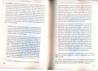 JOSÉ ALMEIDA BRlCEÑo
de 2006(67) 1 S 1
. ,a a a Constitucional So' , .
propio el predio agrícola obt id y CI~ld claro como bIen
dición de beneficiario el 24 den~ o 'por AtIlano LIatas en su Con-
. ejuma de 1997 djurii ,
de la DIrección Regional Agraria XI del '. por. a ~UdIcaCIon
tura. El beneficiario era casad P MlDIsteno de Agricul-
. o con ura Pére d d
septIembre de 1961 El 19 d di b z, es e el 1 de
. , . e rciern re de 2002 A '1
vendió dicho predio agrícola a c. d ..' tr ano LIatas
E lavar e su hIlO 1 .
1hermano de éste Jose' Llat '" , :J gnaClo LIatas.
, as InIClOuna " d
este contrato bajo el ente d'd' aCCIOn e nulidad de
':J n I o que la pa 1 '
condición de bien social La S 1 d . rce a agncola tenía la
. . a a e VIstafalló
pretensión, en razón que el bie d Atil en Contra de esta
do a título gratuito: n e u ano Llata fue adquiri-
«Estando a la causal denunciada corres .
sar que el artículo 3022 del Códi o G '1 pond: p.reCl-
señal~ que son bienes propios de ~ad::ó~n su lDCISO3
adqUIera durante la vigencia del révi yuge l~s que
de gananciales a título gratuito. gImen de SOCIedad
Las instancias de mérito valora d
han establecido que di n o la prueba actuada
. me Iante Contrato 222374
rnente de fajas un d f ,co-
M'" o e echa 24 de junio de 1987 1
mlsteno de Agricultura -D' . , , e
Agraria XI-Ca'amarc '. l:ecclOn de la Región
litis, a título iratuito a~ ~djU~c.~ el predio materia de
en su condición de b' fio~. ti ano LIatas CabanilIas
ene iciarm de las ti
duce en el área d ierras que con-
nado Bellavista S e procyecto de adjudicación denomi-
. , anta ruz y Pu bl V' . .
mscrita con fecha 9 d e o rejo. Propiedad
gistros Públicos de Ch~ ~arzo de 1988 por ante los Re-
to 1, Partida 7 del R ~cayo, Tomo 44, Folio 59, Asien-
de Jaén e f egrstro de la Propiedad Inmueble
, on arme a la copia literal de fajas 42.
-----
146
(67) CAS. NQ 9
51-2005:JAENdel 16 dejunio de 2006, SPIJ 2006.
CAPíTULO 2: LA D,SPOS'C'ÓN ARBITRARIA DEL PATRIMONIO SOCIAL
En dicho contexto, como se verifica de fajas 5, don Atilano
Llatas Cabanillas, mediante escritura pública de compra-
venta de fecha 19 de diciembre de 2002 transfiere su
propiedad a favor de don Ignacio Llatas Pérez la citada
Parcela por la suma de 12,000 nuevo soles. Así mismo
de fajas 17 se constata que con fecha 1 de setiembre de
1961, el demandado don Atilano Llatas Cabanillas con-
trajo matrimonio con doña Pura Flor Pérez Campos,
por ante la Municipalidad Distrital de Santa Rosa pro-
vincia de Jaén, departamento de Cajamarca.
Conforme a lo expuesto se advierte que la autoridad
jurisdiccional al declarar infundada la demanda ha
efectuado una interpretación lógica y coherente de
los alcances del inciso 3, artículo 3022, pues si bien a la
fecha de la adjudicación del pedio sub litis el demanda-
do LIatas Cabanillas se encontraba casado con la ma-
dre del demandante -esto es conformando una socie-
dad de gananciales- dicho bien inmueble fue adquiri-
do a título gratuito por el emplazado constituyendo por
tanto bien propio, susceptible de disposición por vo-
luntad del demandado LIatas Cabanillas, siendo así al
haberse determinado que la escritura pública de com-
praventa celebrada por el mencionado emplazado a
favor de don Ignacio LIatas Pérez no se encuentra
incursa en las causales de nulidad, no se ha incurrido
en el error in iure denunciado por el impugnante».
Estos pronunciamientos contradictorios merecen ser tra-
tados en un Pleno Casatorio, según lo establecido por el Art.
4002 del CPC.
ElArt. 1452 del Reglamento de Inscripciones del Registro
de predios (Resolución del Superintendente Nacional de los
Registros Públicos N2 540-2003-SU ARP-S ) señala que:
147
 