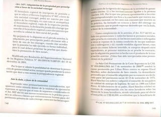 JOSÉ ALMEIDA BRICE-'O
«Art, 145Q
.- Adquisición de la .
ción a favor de la s . d d propIedad por prescrip-
OCIea conyugal
El formulario reg'istral de . '. _
mscnpclOn de po . -
que se refiere el Decreto Le . 1 . seston a
gIS atrvo 2 667 f d
una sociedad conyugal d _ . ,a avor e
quiera de los cónyug ,po ra ser Suscnto por cual-
1 s, en cuyo caso se ac --
a formulario registral . d 1 ompanara
de matrimonio la decl~ co~:a . e a respectiva partida
, raclOnJurada del có
suscribe el formulario re . t 1 nyuge que
gIs ra u otro docu
acredita la calidad de bi mento que
ien social del predio.
Sin per] '. d 1UlClO e o dispuesto en el - .
adquisición por prescri . _ ~arrafo antenor, la
favor de uno d 1 _pcion podra efectuarse sólo a
e os conyuges cuand -
que la posesión ha sido' 'd' o este acredite
cjerci a en forma' di id
para lo cual deb - m IVI ual
_ era presentar las prueb . '
tuen la presunción d bi . as que desvir-
e ren social».
Modificado por Resolución del Su .
de los Registros Públ' o penntendente acional
diciembre de 2004. ICO - 484-2004-SUNARP_S del 10 de
. _ Por lo que se admite la posibilidad d .
ClOnde ganancialidad . e deSVIrtuar la presun-
. - activa aunque qued di
tación que dará a esta n ' '. a pen lente la orien-
orrna la Junsprudencia registral.
Anteladd fi
u a, a auor de la comunidad
Superando estos pronunci .
aparecen como rnín - d amlentos contradictorios, que
ona entro de 1 Ií
supremas se apre . a tota idad de ejecutorias
, CIaque el rest d J
el Art, 3022 del CC o e supuestos considerados en
1 son menos recurrentes 1 -.
sa y se refieren a bie . en a practIca proce-
'. nes que emmentement f
patnmonIO plivativo de cada cónyug e arman parte del
e, como son los bien
es apor-
148
CAPíTULO 2: LA D,SPOS,CIÓN ARBITRARIA DEL PATRIMONIO SOCIAL
tados antes de la vigencia del régimen de la sociedad de ganan-
ciales (inciso. 1) Y los intrínsecamente ligados a la per ona
(incisos. 4-9). Po~ lo que una primera apro~~mación a los crite-
rios jurisprudenCIales nos lleva a la conclusión que nuestra ma-
gistratura nacional, en los casos más comunes que ocurren en
la práctica, ha formado un criterio a favor del cónyuge no
interviniente, que se puede expresar diciendo que «en la duda,
a favor de la comunidad».
Como complemento de lo anterior, el Art. 3112
del CC se-
ñala tres presunciones: i) todos los bienes se presumen sociales,
salvo prueba en contrario, ii) los bienes sustituidos o subrogados
a otros se reputan de la misma condición de los que sustituye-
ron o subrogaron; y iii) cuando vendidos algunos bienes, cuyo
precio no consta haberse invertido, se compran después otros
equivalentes, se presume mientras no se pruebe lo contrario,
que la adquisición posterior es hecha con el producto de la ena-
jenación anterior. ¿Cómo han sido interpretadas estas presun-
ciones en la práctica?
La Sala Civil Permanente de la Corte Suprema en la CASo
N2 855-2006-LIMA del 7 de noviembre de 2006(68)resolvió la
causa promovida por Lilian Pérez contra su esposo Elard
Sánchez, sobre declaración de bien común. La demandante
pretendía que el inmueble adquirido por su consorte sea decla-
rado parte del patrimonio social. El 12 de noviembre de 1975,
Elard Sánchez era soltero y adquirió el inmueble de sus padres
en calidad de anticipo de legítima. Se casó en 1988 con Lilian
Pérez. Al fallecimiento de su padre, Elard Sánchez celebró un
contrato de compensación con los otros herederos sobre los
bienes de la masa hereditaria, siendo valorizado para tal efecto
el inmueble en US$ 66,000, acordándose que la beneficiaria de
(68) CAS. NQ855-2006-LlMA del 7 de noviembre de 2006, SPIJ 2007.
149
 