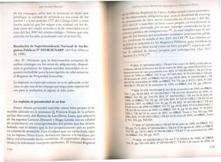 JOSÉ AL.VEIDA BRICE,- O
~e ~os cónyuges., salvo que se presente el título que
~us~Ifique la calidad de propios en los casos de los
111CISOS1Y2 del artículo 177'1 del Códi Civil1 . / . .. 19O lVl, o reso-
u~lOn judicial ~ue les asigne esta calidad, en los de-
mas casos del citado artículo o la de reservados e 1
caso del Art. 206º del mismo código /t n e/. ». o ese que este
artículo no ha SIdo actualizado con el actual Cc.
~esolución de Superintendencia Nacional de los R -
g¡stros Públicos Nº 033-96-SUNARP (del 9 d e b e
de 1996) e le rero
«Art. 2º.~ Declarar que la intervención conjunta de
a~bos conyuges en lo~ actos de adquisición, disposi-
clO.n.o ?rava~en de bienes sociales inmuebles es re-
qUlS1t~ineludible para la inscripción de tales actos en
el Registro de Propiedad Inmueble.
Lo dispuesto en el Párrafo anterior no es de aplicacion en los
casos en que uno de los cónyuges que tenga poder especial del
otro para la realización de alguno de tales actos».
La confesión de privatividad de un bien
m b ancy. Alania pretendió inscribir como bien propio el in-
u.e/ le ublCa~o en la manzana Q, Primera Etapa de la urbani-
d
zacllOnMercuno, del distrito de Los Olivos, Lima que adquirió
e os esposos Car D 'de vend d men onayre y Ruga Loyola (en su calidad
b 1 d
e ores) en contraprestación del precio que fue desem-
o sa o con el di 1en calidad de 111e:~que e fue ~roporcionado por su padre
donación. Con el objeto que no exista duda algu-
~~' su esposo, Percy Coria, declara en inserto a la escritura pú-
/lca, corroborando dicha condición. El rezistrador ob / 1
título 1 l" 0- servo e
y a so icitante interpuso apelación. El Tribunal R' 1egistra
154
CAPíTULO 2: LA DISPOSICló -, ARBITRARIA DEL PATRIMONIO SOCIAL
de la Oficina Registral de Lima y Callao señaló como preceden-
te de observancia obligatoria que «con la finalidad de enervar
la presunción de bien social contenida en el inciso 1 del Art.
311'1 del CC e inscribir un bien como propio, no es suficiente la
declaración efectuada por el otro cónyuge contenida en la es-
critura pública de compraventa»(69), lo cual implica que el ori-
gen de los fondos sea acreditado mediante instrumento públi-
co, conforme lo señala el Art. 245º del CPC(70).Los mismos re-
quisitoS se solicitan en los Registros Públicos, para rectificar la
calidad de un bien social como un bien propio'i" o para acredi-
tar la calidad de bienes propios por subrogación (Art. 311 '1
incisos 2 Y3 CC) (72).
(69) RES. NQ003-2002-0RLCjTR del 4 de enero de 2002, publicada en
el diario oficial El Peruano del 30 de enero de 2002, pp. 216570-216572. Los
antecedentes de este precedente son: RES. Q020-96-0RLCjTR del 22 de
enero de 1996, en ORLC, Vol. II, pp. 207-209; RES. NQ275-97-0RLC/TR del
30 de junio de 1997, en ORLC, Vol. IV, pp. 89-90; RES. NQ433-98-0RLC/TR
del 24 de noviembre de 1998, en ORLC, Vol. VII, pp. 118-121 YRES. NQ239-
99-0RLC/TRdel21 de setiembre de 1999, en ORLC, Vol. IX, pp. 108-111.
(70) RES. NQ078/92-0NARPjV del 26 de noviembre de 1992, en ORLC,
Vol. 1,pp. 39-40; RES. NQ431-96-0RLC/TR del 6 de diciembre de 1996, en
ORLC, Vol. 1lI, pp. 104-106; RES. NQ249-96-0RLC/TR del 30 de julio de
1996, en ORLC, Vol. III, pp. 107-109; RES. Q247-97-0RLC/TR del 23 de
junio de 1997, en ORLC, Vol. IV, pp. 91-93; RES. NI!037-98-0RLC/TR del
30 de enero de 1998, en ORLC, Vol. VI, pp. 59-62; RES. NQ019-2000-0RLC/
TR del 28 de enero de 2000, en ORLC, Vol. X, pp. 61-63; RES. I!29-2001-
ORLC/TR del 22 de enero de 2001, en ORLC, Tomo 1, Vol. XII, pp. 366-
368 YRES. NI!220-2001-0RLC/TRde124 de mayo de 2001, en ORLC, Tomo
I, Vol. XII, pp. 320-323.
(71) RES. I!255-96-0RLC/TR del 30 de julio de 1996, en ORLC, Vol.
1II,pp. 71-72; RES. NI!286-96-0RLCjTRdel12 de agosto de 1996, en ORLC,
Vol. I1I, pp. 73-75 YRES. NI!384-96-0RLC/TRdel11 de noviembre de 1996,
en ORLC, Vol. III, pp. 76-77.
(72) RES. NI! 053-96-0RLC/TR del 9 de febrero de 1996, en ORLC,
Vol. II, pp. 101-103; RES. NI!087-96-0RLC/TR del 1 de marzo de 1996, en
155
 