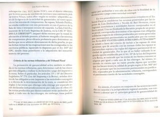 JOSÉ AlMEIDA BRICE - O
subrogación (Art. 31P, inciso 3 CC), con el dinero obtenid
por la venta.previa de tres lotes de ,terreno y una camioneta Pic~
up marca .Nlssa~, todos el~os -segun su versión- adquiridos an-
tes de la VIgenCIade la sociedad de gananciales tal co,. ' mo apare-
CIaen las mmutas de compraventa. Su esposa, Yolanda Pinillos
no estab~ conf?rme con esta pretensión ni con el parecer de l~
Sala de VIsta e 1l1terpuso recurso de casación La S 1 Civil P. a a. IVI er-
manente de la Corte Suprema de Justicia, en la CAS. Nº 2631-
2001-LA LIBERTAD (75), amparó dicho recurso por la causal d
afectación al debido proceso, al haberse otorgado a las minuta:
de compraventa plena eficacia probatoria para determinar un
hecho que no se advierte directamente de dicha prueba ya q
1 ch. ' ue
as l~C as CI~rt~Sde l~s e?ajenaciones son las consignadas en las
escntu~as pub!Icas, siguiendo lo dispuesto por el Art. 245º del
CPC, SIendo estas posteriores a la adquisición del inmueble
materia del proceso.
Criterio de las normas tributarias y del Tribunal Fiscal
La presunción de ganancialidad activa también es utiliza-
da en l~ n~rmas tribut~rias, para determinar cuál de los cónyu-
ges esta obligado a rea~Izar la declaración y pago del impuesto a
la r~nta: Sob~e el particular, los artículos 14º y 16º del Decreto
Legislativo T- 774 (Ley del Impuesto a la Renta), señalan den-
tro de los obligados a este impuesto a las sociedades conyugales
y, a efectos de la determinación de la renta se consideran dos
n;glas: i) las re~tas que obtenga cada cónyu~e por separado se-
ran declaradas 1l1~ependientemente por cada uno de ellos y ii)
~asrentas producidas por bienes comunes serán atribuidas, por
Igual, a cada uno de los cónyuges, sin embargo, éstos podrán
(75) GAS 02. - 631-2001-LA LIBERTAD del 14 de agosto de 2002 publi-
cada en la SCEP del 2 de diciembre de 2002, pp. 9573-9574. '
158
CAPíTULO 2: LA DISPOSICiÓ, ARBITRARIA DEL PATRIMONIO So IAl
o rar por atribuidas a uno sólo de ellos con la finalidad de la
d~claración Y pago como sociedad conyugal.
En tres procedimientos administrativos revisados en el Tri-
bunal Fiscal se resolvieron los r~cu:sos prese.ntados por las es-
o as de Luis Duthurburu Y Nicolás de Ban Hermoza, cuyos
ingresos económicos y actividades fueron cuestionados en el
fuero penal. Una vez finalizada la discusión propia de un proce-
so penal, correspondía ~eterminar si ~asesposas eran obligadas
solidarias respecto de tnbutos prodUCIdos por rentas generadas
por incrementos patrimoniales no justificados por sus consor-
tes. En las RTF "s 07335-4-2003, 01302-3-2005 Y 01725-6-2006(76)
se señaló a favor del criterio de incluir a las esposas de estas
personas, que de acuerdo con las normas civiles los esposos se
encontraban sujetos a las reglas del régimen patrimonial de so-
ciedad de gananciales. Por lo que al no haber utilizado la se-
gunda opción establecida por el Art. 16º de la Ley del Impuesto
a la Renta, se entiende que las rentas de los bienes comunes se
asignan por igual a cada uno de los cónyuges. Así mismo, te-
niendo en cuenta que no existe prueba alguna que acredite
que los bienes tienen la calidad de propio según el Art. 302º del
CC, se presume que los incrementos patrimoniales no justifica-
dos, reparados por la administración tributaria, corresponden
al patrimonio común de las sociedades conyugales.
* * *
En síntesis, el examen en conjunto de las sentencias emiti-
das en casación y la jurisprudencia registral anotadas, nos con-
ducen a afirmar que el «principio general de ganancialidad de
(76) RTF NQ07335-4-2003 del 17 de diciembre del 2003, RTF N
Q
01302-
3-2005 del 28 de febrero de 2005 y RTF Q 01725-6-2006 del 30 de marzo de
2006, TF.
159
 