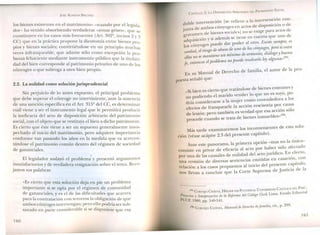 JOSÉ AlMEIDA BRICEÑO
los bienes existentes en el matrimonio» -trazado por ell . 1.. e~s~
dor- ha venido absorbiendo verdaderas «zonas grises. », que se
constituyen en lo~ c~ os más frecuentes (Art. 302º, incisos 2 y 3
CC) que en la practICa propone la dicotomía entre bienes -
. b' . pro-
pIOSy. ienes sociales; convirtiéndose en un principio muchas
veces infranqueable, que admite sólo como excepció 1. .. n a pro-
banza fe~aClente mediante instrumento público que la titulari-
dad del bien corresponde al patrimonio privativo de uno d 1, e os
conyuges o que subroga a otro bien propio.
2.2. La nulidad como soluciónjurisprudencial
Sin perjuicio de lo antes expuesto, el principal problema
que debe superar el cónyuge no interviniente, ante la ausencia
de una sanción específica en el Art. 315º del CC es determinar
cu~l viene .a ser el instrumento legal que le perr~'lÍtirá producir
la l~eficaCla del. acto de disposición arbitrario del patrimonio
sOCl~I,con el objeto que se restituya el bien a dicho patrimonio.
Es CIerto que éste viene a ser un supuesto generalmente insos-
pechado al inicio del matrimonio, pero adquiere importancia
c?nforme van pasando los años en la medida que va acrecen-
tandose el patrimonio común dentro del régimen de sociedad
de gananciales.
. ~l legis~ador soslayó el problema y presentó argumentos
~nsatIsfactonos y de verdadera resignación sobre el tema. Reco-
jarnos sus palabras:
~(Escierto que esta solución deja en pie un problema
Importante si se opta por el régimen de comunidad
de gananciales, y es el de las dificultades que acarrea
para la contratación con terceros la obligación de que
ambos cónyuges intervengan; pero ello podría ser sub-
sanado en parte considerable si se dispusiese que esa
160
CAPíTULO 2: LA DISPOSICIÓN ARBITRARIA DEL PATRIMO 10 SOCIAL
doble intervención [se refiere a la intervención con-
'unta de ambos cónyuges en actos de disposición o de
Jgravamen de bienes s~ciale~] no se exige para actos de
dquisición Y si ademas se tiene en cuenta que uno de
~oscónyuges puede dar poder al ot~o. Existe siemine. es
verdad, el riesgo de abuso de uno de los conyug~: pero si entre
Ilosno se mantiene un mínimo de armonía, diálogo y buena
e l l ley l (77)
fe, entonces el problema no puede reso ver o a guna» .
En su Manual de Derecho de familia, el autor de la pro-
puesta señaló que:
"Si bien es cierto que tratándose de bienes comunes Y
no pudiendo el marido vender lo que no es suyo, po-
dría considerarse a la mujer como covendedora a los
efectos de franquearle la acción rescisoria por causa
de lesión; pero también es verdad que esa acción sólo
d
bi . bl (78)
procede cuando se trata e lene mmue es» .
Más tarde examinaremos los inconvenientes de esta solu-
ción (véase acápite 2.3 del presente capítulo).
Ante este panorama, la primera opción -mas no la única-
consiste en privar de eficacia al acto por haber sido afectado
por una de las causales de nulidad del acto jurídico. En efecto,
una revisión de diversas sentencias emitidas en casación, con
relación a los casos propuestos al inicio del presente capítulo,
nos llevan a concluir que la Corte Suprema de Justicia de la
(77) COR..'EJO CHÁvEZ, Héctor en PO'-TIF1ClA U>:IVERSlDAD CATÓLICA DE~ PE~é,
Proyectos y Anteproyectos de la Reforma del Código Civil; Lima, Fondo EditoDal
PUCP, 1980, pp. 540-54l.
(78) COR>:EJO CHÁvEZ, Manual de Derecho defamilia, cit., p. 299.
161
 