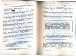 JOSÉ AlMEIDA BRICEÑO
NQ 2492-98-PUNO, señaló que el acto adolece de nulidad por
no haber participado ambos cónyuges(82).
Con relación a los actos de disposición a título gratuito, la
magistratura nacional ha mantenido su posición. Esto se puede
corroborar en el~ derivado del proceso seguido por Aida
Diez Canseco contra su esposo Miguel Mujica, en el cual se dis-
cutieron los actos de disposición a título gratuito del patrimo-
nio realizados por éste, mediante la constitución de la funda-
ción que lleva su nombre, afectando la propiedad predial urba-
na y las edificaciones del inmueble ubicado en la calle Alonso
de Molina Tº 110, Monterrico, Santiago de Surco de la ciudad
de Lima y la Colección de Armas del Perú y Oro del Mundo y la
constitución de un usufructo personal a favor de sus hijos Mila-
gros y Pedro, sobre los bienes antes indicados. La esposa solicitó
la nulidad de estos actos por haber producido un desmedro en el
patrimonio social, argumentando que éstos se realizaron sin su
consentimiento. Por su parte, el esposo señaló que la mayoría de
dichos bienes ingresaron a su patrimonio propio, por haber sido
adquiridos antes del matrimonio y que éstos, por ser una Colec-
ción Cultural, constituyen una sola unidad. La Sala Civil Transi-
toria de la Corte Suprema de Justicia, en la CAS. Nº 2242-99-LlMA,
resolvió que el usufructo dispuesto a título gratuito por el esposo
es nulo por contravenir el Art. 315º del CC; sin embargo, la
constitución de la fundación, por referirse a bienes propios, no
constituye un acto de disposición arbitrario(83).
(82) CAS. Q2942-98-PU O del 28 de mayo de 1999, publicada en la
SCEP del 26 de octubre de 1999, pp. 3806-3808. La Sala Civil Permanente
d.e la Corte Suprema, respecto del gravamen arbitrario del patrimonio so-
cial, posee un fallo mal motivado que, finalmente, no dice nada: CAS. TQ
1491-99-LAMBAYEQUEdel 17 de setiembre de 1999, publicada en laSCEP
del 16 de noviembre de 1999, pp. 3991-3992.
(83) CAS.NQ2242-99-LIMAdel5 de abril de 2000, publicada en la SCEP
del 24 de agosto de 2000, pp. 6087-6088.
164
CAPíTULO 2: LA D,SPOS,CIÓN ARBITRARIA DEL PATRIMONIO SOCIAL
Sumado a lo anterior, la Comisión de Magistrados reuni-
en el Pleno Jurisdiccional Civil 1997 opinaron q~e «,d~ con-
dos. d 1 Art 219º inciso 1 del CC, el acto jurídico esfonu1da con e . , .
do falta la manifestación de voluntad del agente, que,ulo cuan ... . ,
n . d los bienes sociales se reqUIere la parucipacronara dIsponer e . . ._
P id la muier que coruuntamente constituyen un patndel rnari o y :J':J . .
. , o por lo que acordaron por unanimidad quemonlO autonom », ".
. ídi o por el que uno de los conyuges dispone de bie-«el acto Jun IC .
. 1 sin la participación del otro, es nulo por no cumplir
nes SOCIaes . ,. . 1CC (84)
con los requisitos de validez del acto jurídico que eXIge e ».
En consecuencia, podemos afirmar que nuestra mag~stratura
nacional considera mayoritariamente que la ca~sal d.enull~ad que
afecta al acto de disposición arbitrario del ?atrrm.on~osocial es la
establecida por el Art. 219°, inc. 1 CC, baJ.~el sl~ulente razona-
miento de subsunción: la falta de intervención conjunta de ambos
cónyuges en los actos de disposición (y de gravamen), s~a a
título gratuito u oneroso, de los bienes que.confor.~an el patrirno-
nio social equivale a la ausencia de manifestación de voluntad
como elemento esencial de los actos jurídicos (Art. 140° CC).
La doctrina nacional, en cambio, no es unánime en ~uan-
to a la causal de nulidad a emplearse. Así, Belaunde considera
que el acto contiene un objeto jurídicamente imposible y por lo
tanto, la causal de nulidad aplicable es la establecida por el Art.
219Q
, inc. 4 del CC, como indica a continuación:
. J .di l Civil 1997, elabo-(84) Pom:R]cDICIAL,Conclusiones del Pleno uns lccwna ..
. d 1PI j' di cional Truiillo, 1997,rado por la Comisión de Magistrados e eno uns lC 1 ':J d
pp. 4-5. Sigue la misma orientación, aun cuando no señale la caus~l e
nulidad aplicable la CAS. 11 941-95-LA LIBERTAD del 12 de octubre de
1996 publicada e'n la SJEP del 12 de marzo de 1997, p. 2903.y PODERjUDI-
ClAL'Materiales de Trabajo para la Sala Plena deJurisprudencia Vznculante, ela-
bor~dos por la Comisión de Alto Nivel de jurisprudencia de la Corte Supre-
ma, Lima, 1999, pp. 119-123.
165
 