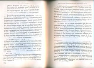 JOSÉ ALMEIDA BRICEÑO
18855). Aceptado este criterio por la Comisión
Reformadora, la Revisora lo limitó a los actos de ad-
quisición de bienes muebles -Ios que ordinaria, pero
no necesariamente, son menos valiosos que los
inmuebles- ya los considerados en leyes especiales».
Esto evidencia un craso error del legislador. Como sabe-
mos, los actos de adquisición pueden ser a título gratuito, en los
cuales no existe contraprestación, o a título oneroso, en los Cua-
les sí existe una contraprestación y por lo tanto apareja un acto
de disposición de bienes a cambio, que pueden ser o no del
patrimonio social. Si bien los primeros no aparejan mayor peli-
gro, por no importar ningún tipo de disposición, los segundos
sí, ya que se pueden producir desmedros al patrimonio social
mediante la sobrevaluación del bien a adquirirse; supuesto que
no será compensado por el principio de subrogación del Art.
311º, inc. 2 del CC. No solucionó nada la Comisión Revisora al
limitar el texto del Proyecto de CC a los «actos de adquisición
de bienes muebles»; máxime si actualmente existen bienes mue-
bles de igualo mayor valor que los inmuebles.
En el ámbito registral se ha formado como criterio que
la adquisición de bienes inmuebles de los casados requiere
necesariamente el asentimiento de ambos cónyuges -como
se puede leer del Art. 61 º del Reglamento de Inscripciones y
el Art. 2º de la Resolución de Superintendencia acional de
~os Registros Públicos Nº 033-96-SUNARP-, a partir de una
mterpretación a contrario sensu del segundo párrafo del Art.
315º del CC.
En realidad, el legislador quiso referirse a las adquisiciones
a título oneroso que se realizan dentro de la potestad domésti-
ca; es decir, para solventar las necesidades ordinarias del hogar,
tema al cual nos hemos referido con anterioridad (véase acápite
5 del Capítulo 1).
172
CAPíTULO 2: LA DISPOSIClól': ARBITRARIA DEL PATRIMONIO SOCIAL
En el debate parlamentario actual, la propuesta de modifi-
·'n del Art. 315º del CC(93) incurre en el mismo error, man-
caclO . , . 1
· do como excepción a la reg-Ia de actuacion conjunta atemen .,
adquisición de bienes muebles. En el f~tu~~, esta excepclOn debe
formularse haciendo una clara distinción entre actos de ges-
r~, rdinaria y actos de gestión extraordinaria del patrimonio
non o . . . .
· 1 de tal manera que las adquisiciones realizadas dentro delsoCIa,
, bito de la gestión ordinaria se consideren exceptuadas de la
arn 1 laci deri-e la de la actuación conjunta, que regula as re aciones eriva-
~a~ de la gestión extraordinaria del patrimonio social.
Esta fórmula legal no cumple su finalidad y más bien se ha
convertido en fuente de equívocos y confusiones'?". Como pue-
de apreciarse en el siguiente caso: Ciprian~ ?rihuela yVict?,riano
Chirinos, durante su matrimonio, adquirieron un carmen de
placa de rodaje XY-1174. El esposo dispuso el bien sin cons:l:ti~
miento de su esposa a favor de Paulino León. La esposa solicitó
la nulidad del acto; Paulino León contestó que el esposo de la
demandante sí se encontraba facuItado por tratarse de "la ad-
quisición de un bien mueble social», y por lo tanto, exceptuado
(95) CO~GRESODELA REpl:BUCA,Propuestas de reformas del Código Cioil, cit.
La Subcomisión de Derecho de Familia del Congreso de la República pro-
puso en su momento modificar el segundo párrafo del Art. 3152
del CC,
con el siguiente texto: «Lo dispuesto en el párrafo anterior no rige, para las
necesidades ordinarias de la familia, para gastos urgentes de caracter ~x-
traordinario actos de conservación de bienes sociales y adquisición de bie-, .
nes muebles que no sean de gran valor, o cualquier otra situación preVl~ta
por la ley, bastando en estos casos la intervención de cualquiera de los con-
yuges», como puede verse en Muxiz ZICHEs,]orge et al., ob. cit., p. 342.
(94) También incurren en el mismo error PLÁCIDO,Manual deDerecho de
familia, cit., p. 163, al indicar que esta excepción no sejustifica, porqu~ «en
todo acto de adquisición de un bien existe uno de dispo ición del d.l~ero
con que se 10 adquiere» y ARIAS-SCHREIBER,PEZET,Exégesis del Código Cioil pe-
ruano de 1984, cit., T. VII, pp. 235-236.
173
 