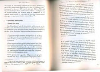 JOSÉ ALMEIDA BRICEÑO
de la regla de la actuación conjunta ..
~e la Corte Suprema deJustici;, en ia~:;la ~l~l Permanente
Interpretó los alcances del segundo pá ~1 d9~~OOO-LlMA,
CC, señalando que dicha norma sól ITfíO e t. 315º del
d b' o se re iere a la adq . . "
e ienes muebles, mas no a los actos de dis .., uisicion
mueble social, donde es «necesaria la interve P~~ICIdonde un
cónyug 1 1 b ncion e ambo
es en a ce e ración del acto jurídico-v'". s
2.3. Soluciones minoritarias
Venta de bien ajeno
Barchi. analiza el acto de disposición arbitrari .
mueble social, específicamente medi t o de un In-
d
dobq~eés.te es válido pero reSCindib;:np~~~:::ra:::e::~~eañalan-
e ien ajeno A re ló id venta. Q.gon segUl o transcribimos su opinión:
« ~slotros consideramos que la disposición de un bien
SOCIapor uno de los c ' ., . onyuges SIn la intervención del
otro es válida por 1. di ' os argumentos que a continuación
se In ican.
El patri~onio social de la sociedad de gananciales (bie-
nes sociales) c .. dcuya titula .el ~nStltUl o por las situaciones jurídicas
que adopt; t 'c.orresponde a la sociedad conyugal
un ' . e ~egtmen de sociedad de gananciales, es
( patnm~mo separado de titularidad conjunta'
mano comun o gesamnte haná) .
Es un ' . .de cad patnmomo s~parado' del patrimonio propio
a uno de los conyuges (bienes propios), afecta-
(95) GAS Q
se . 951-2000-LIMAdel 23 de octubre de 2000
EP del 30 de enero de 2001 p 6842 E "1 .' publicada en la
PIURA d " . n sirm ar senudo GAS Q
el16 de octubre de 1997 en eCTC To II ' . N 513-96-, ~, .l' mo ,pp. 312-313.
174
CAPíTULO 2: LA DISPOSICló ARBITRARIA DEL PATRIMONIO SOCIAL
do a un fin determinado, esto es, a responder por las
deudas que asuma la sociedad de gananciales (artículo
317º CC). Es de titularidad conjunta ('mano común')
en la medida que los bienes que integran dicho patri-
monio pertenecen a ambos cónyuges en conjunto (co-
propiedad sin cuotas), de tal manera que cada cónyu-
ge individualmente es un tercero con relación al bien.
La titularidad conjunta supone que para la disposición
de un bien social se requiere, en principio, el consen-
timiento de ambos; de tal manera que cuando uno de
ellos dispone del bien sin intervención del otro, en
realidad estamos en un supuesto de disposición de bien
ajeno. El bien social respecto a cada uno de los cónyu-
ges no es un bien parcialmente ajeno corno el caso de
los copropietarios, pues en este caso a cada uno de los
copropietarios les corresponde una cuota ideal del
bien, hecho que en la sociedad de gananciales sólo se
presenta a su disolución.
[...]
Se ha considerado que el artículo 315º del CC consti-
tuye una norma de orden público, por lo que· todo
acto jurídico contrario es nulo (artículo V del Título
Preliminar del Código Civil). Es nulo el acto jurídico
contrario a las leyes que interesan al orden público o
a las buenas costumbres. El artículo indicado, prote-
gería así al cónyuge que no interviene en la disposi-
ción, lo que en la práctica signifIca proteger a la mu-
jer. Ello porque el régimen de la sociedad de ganan-
ciales tiene su fundamento en la clásica distribución
de roles en el matrimonio, donde el hombre es quien
tiene acceso al mercado mientras que la mujer queda
limitada al espacio doméstico.
175
 