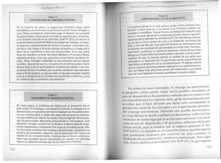 JOSÉ AlMEIDA BRICEÑO
CAPíTULO 2: LA DISPOSICIÓN ARBITRARIA DEL PATRIMONIO SOCIAL
.-
Caso 1:
DISPOSICiÓN DE INMUEBLE SOCIAL
En la mayoría de veces, la disposición arbitraria recae sobre
inmuebles que conforman el patrimonio social. Rosa Obregón y
Juan Rojas contrajeron matrimonio bajo el régimen de sociedad
de gananciales, adquiriendo durante su vigencia dos inmuebles.
Uno de ellos ubicado en la calle San José N° 322 Y el otro en la
avenida Santa Victoria N° 638 de la ciudad de Chiclayo. El espo-
so dispuso unilateralmente de dichos inmuebles, el primero a fa-
vor de su hijo César a título de anticipo de legítima y el segundo a
favor de su hija María a título de compraventa. A su vez, estos
hijos los vendieron a favor de César Belisario y Francisco Moza,
respectivamente. Una vez que tomó conocimiento de estos he-
chos, Rosa Obregón pretendió la reivindicación de los bienes
sociales, arguyendo que su consorte simuló dichos actos a favor
de sus hijos y por lo tanto estarían viciados de nulidad. Los com-
pradores de los inmuebles, por su parte, señalaron que actuaron
bajo la fe del registro, ya que en éste no figuraba anotada medida
judicial o extrajudicial que limitara su disposición o dominio; y que
en mérito a ello, inscribieron sus derechos.
Caso 2:
GRAVAMEN DE INMUEBLE SOCIAL
En otros casos, el problema se origina por el gravamen de un
bien social. En Chiclayo, Julio Severino solicitó un préstamo a un
Banco local y en garantía del mismo hipotecó un inmueble inscri-
to a su nombre pese a haber sido adquirido durante el matrimo-
nio que celebró con María Gonzales, bajo el régimen de la socie-
dad de gananciales. Más tarde, producto de un mal negocio, Julio
Sev~rin? no log:ó cumplir con la deuda y el Banco ejecutó la ga-
r?ntla hipotecaria y finalmente hizo suyo el inmueble social. Ma-
na GO,nzales enterada del embargo de dicho bien, presentó una
terc~r~a ?e propiedad, alegando que el gravamen del mismo se
realizo Sin su consentimiento; mientras que el Banco adujo a su
favor que ignoraba que el contratante era casado, ya que este
hecho no aparecía consignado en los Registros Públicos.
122
Caso 3:
DISPOSICiÓN A TíTULO GRATUITO
La amplitud del tema no sólo abarca actos. a título oneroso sino
bién a título gratuito y los bienes que Involucra pueden ser
tam . '1 f d .,
bl
es o inmuebles. Miguel Mujica constituyo a un ación que
mue . I dif
II s
u nombre afectando la propiedad predial urbana y as e I l-
eva . S t'
. nes de la calleAlonso de Molina N° 110, Monternco, an la-
caCIO ., dAd I
de
Surco de la ciudad de Lima y la Colecclon e rmas e
go . . b .
Perú Y Oro del Mundo, que adquiri? durante s.u ma~nmonlo ajo
el régimen de sociedad de gananciales con Aida Diez Cans~~o.
Asimismo, constituyó un usufructo personal a favor de sus hijos
Milagros Y Pedro sobre los bienes antes indicados. Como conse-
cuencia de ello, la esposa solicitó la nulidad de los actos que
produjeron un desmedro en el patrimo.ni~ social, argumenta_nd~
que éstos se realizaron sin su consentimiento. El esp.oso ~enalo
que la mayoría de dichos bienes ingresaron a.su p.atnmonl~ pro-
pio, por haber sido adquiridos antes.del matrimoruo y ~ue estos
por ser una Colección Cultural constituyen una sola unidad.
En todos los casos reseñados, el cónyuge no interviniente
se pregunta ¿cómo puede negar fuerza jurídica vinculante ~l
acto de disposición o de gravamen realizado por su consorte sin
su consentimiento? La respuesta debe partir necesariamente por
acreditar que el bien afectado por dicho acto corr:spo~de. al
patrimonio social de los cónyuges y no al patrimOnIO pnva?vo
del cónyuge interviniente. Salvando este posible inc~onvenI.en-
te, el problema de fondo estribará en determinar cual es ~l ms-
trumento de tutela legal que le servirá para sancionar con me~-
cacia al acto de disposición o de gravamen arbitrario del patn-
monio social, ante la omisión que al respecto presenta el Art.
315º del CC. La elección se circunscribirá entre aquellas figuras
que produzcan ineficacia por contener un vicio coetáneo al
momento de su celebración (ineficacia estructural). Para algu-
nos, el acto adolecerá de nulidad (Art. 219º CC), lo que supone
123
 