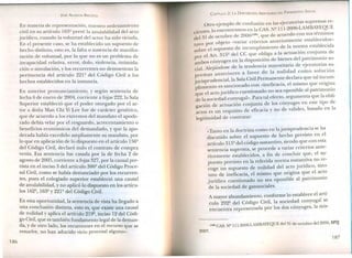 JOSÉ ALMEIDA BRICEÑO
E.n.materia de representación, nuestro ordenamiento
CIVIlen su artículo 1632
prevé la anulabilidad del acto
jurídico, cuando la voluntad del actor ha sido viciada.
En el pr~s~nte caso, se ha establecido un supuesto de
hecho distinto, esto es, la falta o ausencia de manifes-
~ación ~e voluntad, por lo que no es un problema de
l~capacldad relativa, error, dolo, violencia, intimida-
CIón.o si~ulación, y los recurrentes no demuestran la
pertmencia del artículo 221 º del Código Civil a los
hechos establecidos en la instancia.
En anterior pronunciamiento, y según sentencia de
fecha 6 de enero de 2004, corriente a foias 222 la Sal
S . J ' a
upenor_ estableció que el poder otorgado por el ac-
tor a dona Man Chi Yi Lee fue de carácter genérico
que de acuerdo a los extremos del mandato el apode-
rada debía velar por el resguardo, acrecentamiento o
beneficios ~conómi:os del demandado, y que la apo-
derada habl~ ex~~dIdo ampliamente su mandato, por
lo que en aplicación de lo dispuesto en el artículo 156º
del Código Civil, declaró nulo el contrato de compra
venta. Esa sentencia fue casada por la de fecha 2 de
a?"osto de ~OO~, corriente a fajas 327, por la causal pre-
VIstaen el mCISO3 del artículo 386º del Código Pro -
1G .1 ce
sa IVI, como se había denunciado por los recurren-
tes, pues el colegiado superior estableció una causal
de anulabilidad, y no aplicó lo dispuesto en los artícu-
los 162º, 163º Y 221 º del Código Civil.
En esta oportunidad, la sentencia de vista ha llegado a
una con 1 .~ di .. e USlOn istinta, esto es, que existe una causal
de n~~Idad y aplica el artículo 219º, inciso 12 del Códi-
~o CIVIl,que es también fundamento legal de la deman-
a, y de otro lado, los recurrentes en el recurso que se
resuelve, no han aducido vicio procesal alguno».
186
CAPíTULO 2: LA DISPOSICIÓN ARBITRARIA DEL PATRIMONIO SOCIAL
Otro ejemplo de confusión en las ejecutorias supremas re-
cientes, lo encontramos en la CAS. Nº 111-2006-LAll1BAYEQUE
del 31 de octubre de 2006(108),que de acuerdo con sus términos
tuVO por objeto «variar criterios anteriormente establecidos»
sobre el supuesto de incumplimiento de la norma establecida
por el Art. 315º del CC que obliga a la actuación conjunta de
ambos cónyuges en la disposición de bienes del patrimonio so-
cial. Alejándose de la tendencia mayoritaria de ejecutorias su-
premas anteriores a favor de la nulidad como solución
jurisprudencial, la Sala Civil Permanente declara que tal incum-
plimiento es sancionado con «ineficacia, el mismo que origina
.que el acto jurídico cuestionado no sea oponible al patrimonio
de la sociedad conyugal». Para tal efecto, argumenta que la obli-
gación de actuación conjunta de los cónyuges en este tipo de
actos es un requisito de eficacia y no de validez, basado en la
legitimidad de contratar:
«Tanto en la doctrina como en lajurisprudencia se ha
discutido sobre el supuesto de hecho previsto en el
artículo 315º del código sustantivo, siendo que con esta
sentencia suprema, se procede a variar criterios ante-
riormente establecidos, a fin de concluir que, el su-
puesto previsto en la referida norma sustantiva no re-
coge un supuesto de nulidad del acto jurídico, sino
uno de ineficacia, el mismo que origina que el acto
jurídico cuestionado no sea oponible al patrimonio
de la sociedad de gananciales.
A mayor abundamiento, conforme lo establece el artí-
culo 292º del Código Civil, la sociedad conyugal se
encuentra representada por los dos cónyuges, la mis-
(108) CAS. NI! 111_2006-LAMBAYEQUE del 31 de octubre del 2006, SPIJ
2007.
187
 