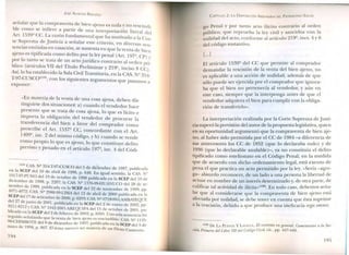 JOSÉ ALMEIDA BRICEÑO
eñalar que la compraventa de bien ~eno es nula y no rescindi_
ble com~ se infiere ~ partir de una interpretación literal del
Art. 1539- Cc. La razon fundamental que ha motivado a la Cor-
te Suprema de Justicia a señalar este criterio, en diversas sen-
tencias emitidas en casación, se sustenta en que la venta de bien
ajeno es tipificada como delito por la ley penal (Art. 197Q, CP)
por lo tanto se trata de un acto jurídico contrario al orden pú-
blico (artículos VII del Título Preliminar y 219º, inciso 8 CC).
Así, lo ha establecido la Sala Civil Transitoria, en la CAS. Q 354-
T-97-CUSCO(l15),con los siguientes argumentos que pasamos a
exponer:
«En materia de la venta de una cosa ajena, deben dis-
tinguirse dos situaciones: a) cuando el vendedor hace
presente que se trata de cosa ajena, lo que es lícito e
importa la obligación del vendedor de procurar la
tran ferencia del bien a favor del comprador como
prescribe el Art. 1537Q
CC, concordante con el Art.
1409
Q
, ine. 2 del mismo código, y b) cuando se vende
como propio lo que es ajeno, lo que constituye delito
previsto y penado en el artículo 197º, ine. 4 del Códi-
(115) CAS. Q 354T-97-CUSCO del 5 de diciembre de 1997, publicada
en la SCEP del 10 de abril de 1998, p. 648. En igual sentido, la CAS. IQ
1?~7-97-PU 10 del 19 de octubre de 1998 publicada en la SCEP del 10 de
diciembre de 1998, p. 2207; la CAS. NQ 1376-99-HUÁNUCO del 28 de se-
tie:nbre de 1999, poublicadaen la SCEP del 22 de noviembre de 1999, pp.
40/1-4072; CAS. - 2988-99-LIMAdel 12 de abril de 2000 publicada en la
SCEP del ~7 ~e setiembre de 2000, p. 6293; CAS. Q 0718-99-LAMBAYEQUE
del 27 de junio de 2001, publicada en la SCEP del 2 de enero de 2002, pp.
8~1l-8212 Y CAS. Q 1942-2001-AREQUIPAdel 15 de octubre de 2001, pu-
blícada en la SCEP del 2 de febrero de 2002, p. 8295. Una sola sentencia ha
seguido señalando que la venta de bien ajeno es rescindible: CAS. Q 1135-
96-CHIMBOTE del 9 de diciembre de 1997, publicada en la SCEP del 3 de
mayo de 1998, p. 867. El tema merece ser materia de un Pleno Casatorio.
194
CAPíTULO 2: LA DISPOSICIÓN ARBITRARIA DEL PATRIMONIO SOCIAL
go Penal y por tanto acto ilícito contra~~ al orden
público, que reprueba la ley ci~l y sanCloo~acon la
nulidad del acto, conforme al artículo 219-, 111CS. 4y8
del código sustantivo.
[...]
El artículo 1539º del CC que permite al comprador
demandar la rescisión de la venta del bien ajeno, no
es aplicable a una acción de nulidad, además de que
sólo puede ser ejercida por el comprador que ignora-
ba que el bien no pertenecía al vendedor, y aún en
este caso, siempre que la interponga antes de que el
vendedor adquiera el bien para cumplir con la obliga-
ción de transferirlo».
La interpretación realizada por la Corte Suprema de Justi-
cia superó la previsión del autor de la propuesta legislativa, quien
en su oportunidad argumentó que la compraventa de bien aje-
no, al haber sido permitida por el CC de 1984 -a diferencia de
sus antecesores los CC de 1852 (que lo declaraba nulo) y de
1936 (que lo declarable anulable)-, ya no constituía el delito
tipificado como estelionato en el Código Penal; en la medida
que de acuerdo con dicho ordenamiento legal, está exento de
pena el que practica un acto permitido por la ley. «Sería -agre-
ga- absurdo reconocer, de un lado a una persona la libertad de
actuar en nombre de un interés determinado y, de otra parte, de
calificar tal actividad de ilícita»(1l6).En todo caso, debemos seña-
lar que al considerarse que la compraventa de bien ajeno está
afectada por nulidad, se debe tener en cuenta que ésta suprime
a la rescisión, debido a que produce una ineficacia erga omnes.
(1l6) DE LA PUEc-JTE Y LAvALLE, El contrato en general. Comentarios a la Sec-
ción Primera del Libro VII del Código Cioil; cit., pp. 447-449.
195
 