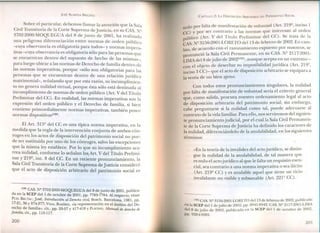 JOSÉ AlMEIDA BRICEÑO
Sobre el particular, debemos llamar la atención que la Sala
Civil Transitoria de la Corte Suprema de Justicia, en su CAS. Nº
3702-2000-MOQUEGUA del S de junio de 2001, ha realizado
una peligrosa diferenciación entre normas de orden público
-cuya observancia es obligatoria para todos- y normas impera-
tivas -cuya observancia es obligatoria sólo para las personas que
se encuentran dentro del supuesto de hecho de las mismas-,
para luego ubicar a las normas de Derecho de familia dentro de
las normas imperativas, porque «sólo son obligatorias para las
personas que se encuentran dentro de una relación jurídica
matrimonial», señalando que por esta razón, su incumplimien-
to no genera nulidad virtual, porque ésta sólo está destinada al
incumplimiento de normas de orden público (Art. V del Título
Preliminar del CC). En realidad, las normas imperativas son la
expresión del orden público y el Derecho de familia, si bien
contiene primordialmente normas imperativas, también posee
normas díspositívas'"?'.
El Art. 315Q
del CC es una típica norma imperativa, en la
medida que la regla de la intervención conjunta de ambos cón-
yuges en los actos de disposición del patrimonio social no pue-
de ser sustituida por uno de los cónyuges, salvo las excepciones
que la misma ley establece. Por lo que su incumplimiento aca-
rrea nulidad, conforme lo señalan los Art. V del Título Prelimi-
nar y 219
Q
, inc. S del CC. En un reciente pronunciamiento, la
Sala Civil Transitoria de la Corte Suprema de Justicia consideró
que el acto de disposición arbitrario del patrimonio social es
(120) CAS. NQ 3702-2000-MOQUEGUA del 8 de junio de 2001, publica-
da en la SCEP del 1 de octubre de 2001, pp. 7783-7784. Al respecto, véase
PUlG BRUTAU, José, Introducción al Derecho cioil; Bosch, Barcelona, 1981, pp.
17-21, 36 Y374-377; VIDAL RA.1IREZ, "la representación en el ámbito del De-
recho de familia», cit., pp. 55-57 Y417-418 YPLÁCIDO, Manual de derecho de
familia, cit., pp. 115-117.
200
CAPíTULO 2: LA DISPOSICiÓN ARBITRARIA DEL PATRIMONIO SOCIAL
nulo por falta de manifestación de voluntad.(Art. 219
Q
, inciso 1
CC) y por ser contrario a las normas que interesan al orden
úblico (Art. V del Título Preliminar del CC). Se trata de la
~AS. !! 3156-2001-LORETO del 13 de febrero de 2002. En cam-
. d acuerdo con el razonamiento expuesto por nosotros, sebío. e . . o
ronunció la Sala CIvIl Permanente, en su CAS. N- 2117-2001-
PrMA del S de julio de 2002(121),aunque acepta en un extremo-
~on el objeto de desechar su imp~si.~ilidad)urí~ica (Ar~. 219
Q
,
inciso 3 CC)- que el acto de disposición arbitrario se eqUIpara a
la venta de un bien ajeno.
Con todos estos pronunciamientos singulares, la nulidad
or falta de manifestación de voluntad sería el criterio general
~ue, como salida, procura nuestr~ ord~nami~nto .legal al acto
de disposición arbitrario del patrimomo social; sin embargo,
cabe preguntarse si la nulidad como tal, puede adecu~rs~ al
contexto de la vida familiar. Para ello, nos serviremos del SIgUIen-
te pronunciamiento judicial, por el cual la Sala Civil Permanen-
te de la Corte Suprema de Justicia ha definido los caracteres de
la nulidad, diferenciándolo de la anulabilidad, en los siguientes
términos:
«En la teoría de la invalidez del acto jurídico, se distin-
gue la nulidad de la anulabilidad, de tal manera que
es nulo el acto jurídico al que le falta un requisito esen-
cial, sea contrario a una norma imperativa o sea ilícito
(Art. 219Q
CC) y es anulable aquel que tiene un vicio
invalidante no visible y subsanable (Art. 221 Q CC).
(121) CAS. Q 3156-2001-LORETO del 13 de febrero de 2002, publicada
en la SCEP del1 de julio de 2002, pp. 8941-8942. CAS. NQ 2117-2001-LlMA
del 8 de julio de 2002, publicada en la SCEP del 1 de octubre de 2002,
pp. 9284-9285.
201
 