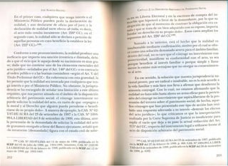 JOSÉ ALMEIDA BRICEÑO
En el primer caso, cualquiera que tenga interés o el
Ministerio Público pueden pedir la declaración de
nulidad, y aun declararse de oficio por el juez; y la
declaración de nulidad surte efecto ab initio, es decir,
el acto nulo resulta inexistente (Art. 220Q
CC); en el
segundo caso, la nulidad sólo se declara a petición de
aquellas personas en cuyo beneficio la establece la ley
(Art. 222Q
CC)>>(122).
Conforme a este pronunciamiento, la nulidad produce una
ineficacia que importa una sanción irrestricta e ilimitada, debi-
do a que el vicio que le aqueja desde su nacimiento es muy gra-
ve; dado que no contiene uno de los elementos esenciales del
acto jurídico -señalados por el Art. 140Q
del CC- o es contrario
al orden público o a las buenas costumbres -según el Art. V del
Título Preliminar del CC-. En coherencia con esta gravedad, la
ley permite que la nulidad sea invocada por cualquiera que ten-
ga interés o por el Ministerio Público. No obstante, la jurispru-
dencia se ha encargado de señalar una limitación a este último
requisito, que nos parece atinada en el ámbito de la disposición
arbitraria del patrimonio social: el cónyuge interviniente no
puede solicitar la nulidad del acto, en razón de que «repugna a
la moral y al Derecho que alguien pueda prevalerse o benefi-
ciarse de su propio dolo». A manera de ejemplo, la CAS. Nº 62-
T-97-HUAURA del 23 de setiembre de 1997 y la CASo º 1094-
99-LA LIBERTAD del 8 de setiembre de 1999 esta última ante, ,
la pretensión de la demandada de solicitar la nulidad del acto
de gravamen otorgado a favor del Banco ejecutante, señaló que
«la recurrente [demandada] figura con el estado civil de solte-
(122) CAS. NQ 505-97-LIMA del 14 de mayo de 1998, publicada en la
SCEP del 05 dejulio de 1998, pp. 1394-1395. Asimismo, CAS. NQ 1522-96
LA LIBERTAD del 24 de febrero de 1998, publicada en la SCEP del 12 de
mayo de 1998, pp. 1002-1003.
202
CAPíTULO 2: LA DISPOSICIÓN ARBITRARIA DEL PATRIMONIO SOCIAL
u Libreta Electoral y en la escritura de compra del in-
ra en s 1
ueble que hipotecó a favor de la demandante,. po~ ,o que su
J11 ., de que al momento de contraer la obhgacIOn era ea-
alegaClon .
ue se trata de un bien adquirido con su esposo, Importa
sada y q . l' 1derecho en su propIO dolo». Estos casos amp ian os
fundar un
d 1Art 226º del CC<123).
supuestoS e .
Sumado a lo anterior, está el hecho que la nulidad es
. b able mediante confirmación; motivo por el cual se ofre-
msU san l á bi e: ·1·
o una solución demasiado severa para e am ItOranu lar,
cecom . ..
dentro del cual, no es raro que el cón~ge no intervimente con
posterioridad, manifieste su co~f~rmldad con ~l acto, ya sea
ue beneficie al interés familiar o porque simple y llana-
porq . . .
mente lo estime más ventajoso que no otorgar su consentImIen-
to al acto.
En ese sentido, la solución que nuestra jurisprudencia na-
cional provee, por ser radical e insalvable, no es la más a:orde a
la vida familiar y más bien nos lleva a afirmar que desalienta la
armonía conyugal. Con lo cual, no estamos afirmando que la
nulidad no haya sido hasta ahora un arma eficaz para la preten-
sión del cónyuge no interviniente que aspiraJiberarse de la pre-
tensión del tercero sobre el patrimonio social; de hecho, aqu~-
nos cónyuges que han presentado este tipo de acción han reCl-
bido una respuesta adecuada a su interés -destr:uir los efe~t?s
del acto jurídico-; lo que criticamos es que la mte~pretaCIon
realizada por la Corte Suprema de Justicia es insufiCIente para
suplir el vacío que deja a su paso la actual redacción del Art.
315º del CC, respecto del instrumento legal a utilizarse frente al
acto de disposición arbitrario del patrimonio social.
(123) CAS. NQ62-T-97-HUAURA del 23 de setiembre de 1997, publicada
en la SCEP del 27 de febrero de 1998, p. 460. CAS. NQ 1094-99-LA LIBER-
TAD del8 de setiembre de 1999, publicada en la SCEP del 28 de noviembre
de 1999, p. 4182.
203
 