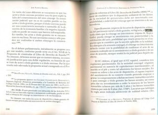 JOSÉ AlMEIDA BRICEÑO
La razón del trato diferente se encue tr, n 1a en que los
actos a titulo oneroso permiten u' .na vra para suplir 1
falta del consentimiento del otro có (1 ~. , . .. onyuge a autori
zacion judicial) que no es en carnbi ibl -, 10 posi e en los
actos a título gratuito porque el u'tul, o oneroso puede
ser ~~a consecuencia necesaria o razonable de la .
reCCIOnde la economía familiar y la negativa i~ust~~
cada no ~uede ser nunca una barrera infranqueabl
En cambio, los actos a título gratuito no s e.
t r e encuen-
ran en esa I~ea. No son necesarios nunca y sólo ue-
den ser realizados si ambos cóny 1 ~
ten»«128» uges o consten-
En el debate parlamentario, inicialmente se propuso
ger este modelo D aco-
P
, con arme puede verse en el Art. 315-B d 1
ropuesta de enmiend 1 Lib e a
No obstante d b as a 1 ro de Derecho de Familias"?'.
, e emos anotar que en .
ría justificación para esta doble regut~~stro sI~em~: no existi-
~:s~7~e~~sa~~~~~a~~UIOgratuito o a :t~~on~~:ro~~C1~:r~~ ~~:
la propuesta actual consignada en el Pro-
(128) DÍEZ-PICAZO/G' '. .
y 205. üLLOl',Sistema de Derecho civil, cit., Vol. 1, pp. 204
(129) L
a propuesta aparece en Cox eaSeparata Especial P . CRESO ~STITl;YE:-';TEDDlOcRÁTlco
« royectos pr d . ,
Código Civil de 1984 E esenta os a la Comisión de Reforma del
», en l Peruano del 7 d
Manual de Derecho de e '1" e enero de 1995 y en PLÁCllJO
rarru la, cit pp 172 177 '., . - , con la redacción siguiente:
«Art, 315-B.- El acto practicad . . ,
315-A Y que no haya sid ? ~on infracciór; de los Artículos 315 )'
1 d
. o expresa o tacitarne t fia o a mstancia del cón '" n e con irrnado, puede ser anu-
yuge no intervimente o de sus herederos.
. No obstante, son nulos 1 .. .-
bieries sociales practicad .?S actos ~: disposición a título gratuito de
os SIn intervencion de ambos cónyu ges» .. '
208
CAPíTULO 2: LA DISPOSICIÓN ARBITRARIA DEL PATRIMONIO SOCIAL
yecto de reformas al Libro IlI:Derecho de Familia (2006)(130), a
favor de establecer que la disposición unilateral de los bienes
de la sociedad de gananciales debe ser sancionada con
anulabilidad, a solicitud del cónyuge que no intervino o de sus
herederos.
Específicamente, respecto de los actos de disposición arbitra-
ria del patrimonio social a título gratuito, verbigracia, el~,
nada obsta que la cónyuge no interviniente (esposa de Mujica
Gallo) pueda otorgar su asentimiento con posterioridad a la
celebración del acto, posibilidad que estaría proscrita en el su-
puesto que se considere que la sanción aplicable es la nulidad.
En obsequio a la armonía conyugal, el cónyuge no interviniente
debería contar con la posibilidad de confirmar el acto de su
consorte realizado sin su asentimiento y a título gratuito y de no
estar de acuerdo, siempre tendrá la víajudicial para dejarlo sin
efecto.
El CC chileno, al igual que el CC español, considera tres
regímenes patrimoniales. En la sociedad conyugal -régimen
patrimonial en ausencia de capitulaciones matrimoniales-, el
marido es el jefe y como tal administra los bienes sociales. En
cuanto se refiere a los actos de disposición, el esposo requiere
del asentimiento de su consorte cuando pretende enajenar o
gravar (o comprometerse a dichas acciones) inmuebles sociales
o para entregar a título gratuito los bienes sociales; así como
para dar en arrendamiento o ceder la tenencia de los bienes
inmuebles urbanos por más de 5 años y los bienes inmuebles
rústicos por más de 8 años (Art. 1749º). Los actos que infrinjan
la regla antes indicada adolecerán de nulidad relativa (Art.
(130) COC'GRESODELA Rr:réBLICA, Propuestas de reformas del Código Civil.
Proyecto de Reformas al Libro III: Derecho de Familia, 2006.
209
 