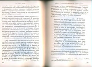 JOSÉ AlMEIDA BRICEi.O
efecto, los terceros que adquieren guiados por los signos de
recognoscibilidad que nuestro ordenamiento jurídico recono-
ce (la posesión y el registro) mantienen a su favor la propiedad
del bien, aunque éste haya pertenecido al patrimonio social de
los cónyuges y se declare la anulabilidad del acto de disposición
arbitrario del patrimonio social.
Para entender el sustento de este sistema de protección a
terceros, debemos precisar que la transferencia de propiedad
en nuestro ordenamiento jurídico se realiza según la teoría del
título y el modo, por la cual, el proceso de adquisición del dere-
cho real de propiedad se produce en dos etapas. En la primera,
como consecuencia del título (entendido como el acto por el
que se establece la voluntad de enajenación del derecho), el
futuro adquirente recibe un derecho de crédito a que el futuro
transmiten te le transfiera el derecho real de que se trate. Hasta
aquí nos encontramos en el campo del Derecho de obligacio-
nes. Uno puede exigir y el otro debe realizar una prestación: la
conducta que consiste en transmitir el derecho real. En la se-
gunda etapa, el enajenante cumple su obligación, que consiste
en realizar el modo o acto transmisivo del referido derecho real.
Como complemento de lo anterior, en el caso de bienes
n:uebles, la posesión es considerada como mecanismo de publi-
cidad que permite determinar la propiedad del bien, conforme
lo señala el Art. 912º del CC, al establecer que «el poseedor es
reputado propietario, mientras no se pruebe lo contrario». Por
lo cual, la transferencia de la propiedad de dichos bienes se
realiza me~iante la tradición (Art. 947º CC), porque ésta supo-
ne que el bien es entregado por aquel que es poseedor del bien.
~ ~a~era de ejemplo, el tercero sólo podrá defender su adquisi-
cion SI se le ha entregado el bien mueble que se le ofreció. Así,
Mariell~ Chilquillo celebró un contrato de compraventa con jua-
na Molma, por el cual ésta se obligó a transferirle la propiedad
de un televisor y dos parlantes; una vez pagado el precio, se dis-
220
CAPíTULO 2: LA DISPOSICIÓN ARBITRARIA DEL PATRIMONIO SOCIAL
USOa recoger los bienes muebles, dándose con la sorpresa que
~stoShabían sido embargados en forma de depósito a solicitud
de René Díaz, para garantizar el cumplimiento de una obliga-
ción de dar suma de dinero. Enterada de ello, Marielly Chilquillo
inició una tercería de propiedad. La Sala Civil Transitoria de la
Corte Suprema de Justicia, en la CAS. Nº 3202-98-ICA(l38),recha-
ZÓ dicha pretensión, bajo los siguientes argumentos:
«Conforme a lo prescrito en el Art. 947º del CC, la
transferencia de propiedad de una cosa mueble deter-
minada se efectúa con la tradición a su acreedor, salvo
disposición legal diferente; que en consecuencia, de-
mostrado como está que los bienes embargados han
seguido en poder de la demandada Uuana Molina],
es obvio que en aplicación de la citada norma el dere-
cho de propiedad de la actora no está probado, como
lo hace notar eljuez en su sentencia y bajo este aspec-
to, conviene aclarar que el artículo 912º del mismo
código, citado por la Sala, no es que sea impertinente
sino que ha sido erróneamente interpretado.
Por lo expuesto, el derecho del demandado don René
Díaz Espinoza, se encuentra amparado por el citado
artículo 947º del CC que la Sala Civil ha dejado de
aplicar, configurándose con ello la causal de
inaplicación de normas de derecho material».
En consecuencia, normalmente los cónyuges de consuno
pueden transferir la propiedad de un mueble social que poseen
mediante compraventa (Art. 1529º CC) -título-, la misma que
se efectivizará mediante su tradición (Art. 947º CC) -modo- al
(138) CAS. NQ3202-98-ICA del2 dejunio de 1999, publicada en la SCEP
del 30 de setiembre de 1999, pp. 3625-3626.
221
 