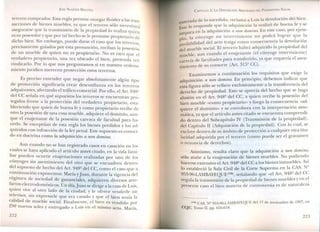 JOSÉ AlMEIDA BRI CC O
tercero comprador. Esta regla permite otorgar fluidez a las tran-
sacciones de bienes muebles, ya que el tercero sólo necesitará
asegurarse que la transmi ión de la propiedad lo realiza quien
es su po eedor y que por tal hecho se le presume propietario de
dicho bien. Sin embargo, puede darse el caso que los terceros
precisamente guiados por e ta presunción, reciban la posesiól~
de un mueble de quien no es propietario. o es raro que el
verdadero propietario, una vez ubicado el bien, pretenda reí-
vindicarlo. Por lo que nos preguntamos si en nuestro ordena-
miento jurídico merecen protección estos terceros.
Es preciso entender que negar absolutamente algún tipo
de protección significaría crear desconfianza en los terceros
adquirentes, afectando el tráfico comercial. Por ello, el Art. 9482
del. CC señala en qué supuestos los terceros se encuentran pro-
tegidos frente a la protección del verdadero propietario, esta-
bleciendo que quien de buena fe y como propietario recibe de
otro la posesión de una cosa mueble, adquiere el dominio, aun-
que el enajenante de la posesión carezca de facultad para ha-
cerlo. Se exceptúan de esta regla los bienes perdidos y los ad-
quiridos con infracción de la ley penal. Este supuesto es conoci-
do en doctrina como la adquisición a non domino.
Aun cuando no se han registrado casos en casación en los
cuales se haya aplicado el artículo antes citado en la vida fami-
li~r pueden ocurrir enajenaciones realizadas' por uno de los
conyuges sin asentimiento del otro que se encuadren dentro
del s~pue~t? de hecho del Art. 948Q
del CC, como el caso que a
c~~tmuaClon exponemos: María yJuan, durante la vigencia del
régimen de sociedad de gananciales, adquieren diversos arte-
fac.tos el.ectrodomésticos. Un día,Juan se dirige a la casa de Luis,
quren VIveal otro lado de la ciudad, y le ofrece venderle un
televisor, sin expresarle que era casado y que el bien tenía la
calidad de mueble social. Finalmente, el bien es vendido por
250 nuevos soles y entregado a Luis en el mismo acto. María,
222
CAPíTULO 2: LA DISPOSICIÓN ARBITRARIA DEL PATRIMONIO SOCIAL
d de lo ucedido reclama a Luis la devolución del bien.
eDtera a , . ,
, te le responde que la adquisición la realizó de buena fe.y se
Es ara en la adquisición a non domino. En este caso, por eJem-
arnp 1 cónyuge no interviniente no podrá lograr que la
Plo, a . 1 di"
1 b'l'dad del acto traiga como consecuenCla a evo ucion
aDUa 11 , . . .
1
ueble social. El tercero habra adquirido la propiedad del
de rn , . .. )
bl aun cuando el enaieriante (el conyuge mtervirnenternue e, :J ,
, de facultades para transferirlo, ya que requena el asen-
careCla 1, -o
tirniento de su consorte (Art. 31~- CC).
Examinemos a continuación los requisitos que exige la
adquisición a non domino. En principio, debemos indica~ que
esta figura sólo se refiere exclusivame.nte a la transferencia del
derecho de propiedad. Esto se apreCla del hecho que se haga
alusión en el Art. 948Q
del CC, a quien recibe la posesión del
bien mueble «como propietario» y luego la consecuencia «ad-
quiere el dominio» y se corrobora con la interpretación sist~-
mática, ya que el artículo antes citado se encuentra com~rendI-
do dentro del Subcapítulo IV (Transmisión de la propiedad},
del Capítulo II (Adquisición de la propiedad). Co~ lo cual: se
excluye dentro de su ámbito de protección a cualquier otra titu-
laridad adquirida por el tercero (como puede ser el gravamen
o renuncia de derechos).
Asimismo, resulta claro que la adquisición a non domino,
sólo atañe a la enajenación de bienes muebles. o pudiend~
hacerse exten ivo el Art. 9482 del CC a los bienes inmuebles. AsI
lo estableció la Sala Civil de la Corte Suprema en la CASo Q
953-96-LAMBAYEQUE(l39),señalando que «el Art. 948Q
del CC
regula la transmisión de la propiedad de bienes muebles y en el
presente caso el bien materia de controversia es de naturaleza
(139) CAS. jQ 953-96-LAMBAYEQUE del 17 de noviembre de 1997, en
CCJC, Tomo I1, pp. 616-618.
223
 