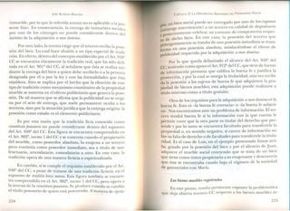 JOSÉ AlMEIDA BRICEÑO
inmue~~e, por lo que la ref~rida norma no es aplicable a la pre-
sente 11tIS».En consecuencia, la entrega de inmuebles sociales
por uno de los cónyuges no puede considerarse den tro del
ámbito de la adquisición a non domino.
Por otro lado, la norma exige que el tercero reciba la pOse-
sión del bien. Lo cual hace alusión a un tipo especial de tradi-
ción. En efecto, dentro del concepto establecido por el Art. 948'-'
CC se encuentra claramente la tradición real, que ha sido defi-
nida en el Art. 901º del CC, al señalarse que ésta se realiza me-
diante la entrega del bien a quien debe recibirlo o a la persona
designada por él o por la ley y con las formalidades que ésta
establece. Esto se explica por el hecho que la elección de este
tipo de tradición como mecanismo constitutivo de la propiedad
mueble se sustenta en el efecto publicitario que genera la pose-
sión. De tal manera que se afirma que la publicidad no se origi-
na por el acto de entrega, que suele permanecer oculta a los
terceros, sino por la situación jurídica que la entrega origina: la
posesión como estado es el elemento publicitario.
Es por esta razón que la tradición ficta conocida como
constituto posesorio no puede considerarse dentro del supuesto
del Art. 948º del Cc. Esta figura se encuentra comprendida en
el Art. 902º, inciso 1 del CC y se concreta cuando el propietario
del mueble, como poseedor absoluto, lo enajena a un tercero
pero continúa como poseedor inmediato, sea a título de usu-
fructuario, arrendatario, comodatario u otro. En este caso, la
tradición opera de una manera ficticia o espiritualizada.
En cambio, sí se cumple el requisito establecido por el Art.
948º del CC, a pesar de tratarse de una tradición ficticia, en el
supuesto de traditio brevi manu. Esta figura también se encuen-
tr~ comprendida en el Art. 902º, inciso 1 del CC, pero opera a
la mversa de la constituto posesorio. Se produce cuando se cambia
el título posesorio de quien está poseyendo. A manera de ejem-
224
CAPíTULO 2: LA DISPOSICiÓN ARBITRARIA DEL PATRIMONIO SOCIAL
n bien social puede ser entregado por uno de los esposos
pl~, Uyugeinterviniente) a un tercero en calidad de depositario
(con
osteriormente celebrar un contrato de compraventa respec-
y p de dicho bien. En este caso, la posesión del tercero que
to .,. di
rimigeniamente se trataba de una po.sesl~~ mme lata se trans-
forma en una posesión absoluta,. ~a~l:faClendose ~l efecto de
publicidad requerido por la adquisición a non domino.
Por lo que queda delimitado el alcance del Art. 948º del
CC, teniendo como apoyo elArt. 912º del CC, que sirve de fuente
de información presunta que califica la buena fe y justifica la
protección, y por la cual se otorga la titularidad, u~a vez recibi-
da la posesión a los sujetos de buena fe que adquieren la pro-
piedad de bienes muebles; esta adquisición puede realizarse a
título oneroso como a título gratuito.
Otro de los requisitos para la adquisición a non domino es la
buena fe. Esto es «la buena fe creencia» o «la buena fe subjeti-
va». Nos encontramos ante un problema de información. El ter-
cero tendrá buena fe si la información con la que cuenta le
permite creer que la otra parte es titular del derecho que pre-
tende y por lo tanto se encuentra facultado para transferirle la
propiedad o, en sentido negativo, si carece de información so-
bre su falta de derecho o de facultades para transferirle la titula-
ridad. Es el caso de Luis, en el ejemplo presentado líneas arri-
ba, guiado por la posesión del bien y por el silencio de Juan,
adquiere el mueble social creeyendo que se trata de un bien
que tiene como único propietario a su enajenante y desconocía
que éste se encontraba casado bajo el régimen de la sociedad
de gananciales con María.
Los bienes muebles registrados
En este punto, resulta pertinente exponer la problemática
que deja abierta nuestro CC respecto a los bienes muebles re-
225
 