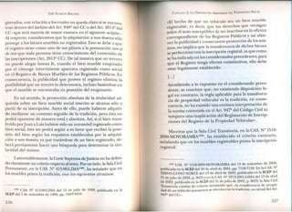 JOSÉ ALMEIDA BRICEÑO
gistrados, con relación a los cuales no queda claro si se encuen_
tran dentro del ámbito del Art. 948º del CC o del Art. 2014º del
CC -que será materia de mayor examen en el siguiente acápite_.
Al respecto, consideramos que la adquisición a non domino sólo
protege a los bienes muebles no registrados. Esto se debe a que
el registro tiene como uno de sus pilares a la presunción iure el
de iure que toda persona tiene conocimiento del contenido de
las inscripciones (Art. 2013º CC). De tal manera que un tercero
no puede alegar buena fe, cuando el bien mueble enajenado
por el cónyuge interviniente aparezca registrado como social
en el Registro de Bienes Muebles de los Registros Públicos. En
consecuencia, la publicidad que provee el registro elimina la
posibilidad que un tercero lo desconozca, incluso basándose en
que el mueble se encontraba en posesión del enajenante.
En tal sentido, la protección absoluta de la titularidad ad-
quirida sobre un bien mueble social inscrito se alcanza sólo a
partir de su inscripción. Antes de ello, puede haberse adquiri-
do mediante un contrato seguido de la tradición, pero ésta no
podrá oponerse de manera total y absoluta. Así, si el bien trans-
ferido por Juan a Luis hubiese sido un automóvil registrado como
bien social, éste no podrá argüir a su favor que recibió la pose-
sión del bien según los requisitos establecidos por la adquisi-
ción a non domino, ya que tratándose de un bien registrado, de-
berá previamente hacer una búsqueda para determinar la titu-
laridad del mismo.
Lamentablemente, la Corte Suprema deJusticia no ha defini-
do claramente un criterio respecto al tema. Por un lado, la Sala Civil
Permanente, en la CAS. Nº 415-99-LIMA(I40),ha señalado que en
los muebles prima la tradición, con los siguientes términos:
(140) CAS. Nº 415-99-LIMAdel 12 de julio de 1999, publicada en la
SCEP del 1 de setiembre de 1999, pp. 3409-3410.
226
CAPíTULO 2: LA DISPOSICIÓN ARBITRARIA DEL PATRIMONIO SOCIAL
«El hecho de que un vehículo sea un bien mueble
registrable, es decir, que los derechos que recai~an
sobre él sean susceptibles de ser inscritos en la oficma
correspondiente de los Registros Públicos y así obte-
ner la publicidad y consecuente protección de los mis-
mos, no implica que la transferencia de dichos bienes
se perfeccione con la inscripción registral, ya que como
se ha indicado en los considerandos precedentes, para
que el Registro tenga efectos constitutivos, ello debe
estar legalmente establecido.
[...]
Atendiendo a lo expuesto en el considerando prece-
dente, se concluye que, no existiendo disposición le-
gal en contrario, la regla aplicable para la transferen-
cia de propiedad vehicular es la tradición, en conse-
cuencia, no ha existido una errónea interpretación de
la norma contenida en el Art. 947º del Código Civil ni
tampoco una inaplicación del Reglamento de Inscrip-
ciones del Registro de la Propiedad Vehicular».
Mientras que la Sala Civil Transitoria, en la CAS. Nº 1518-
2000-MOYOBAMBA(141),ha establecido el criterio contrario,
señalando que en los muebles registrables prima la inscripción
registral:
(141) CAS. Nº 1518-2000-MOYOBAMBAdel 13 de setiembre de 2000,
publicada en la SCEP del 30 de abril de 2001, pp. 7158-7159. En la CAS.Nº
3290-01-CONO NORTE del 19 de abril de 2002, publicada en la SCEP del
31 de julio de 2002, p. 9023 Y en la CAS.Nº 3372-2001-LIMAdel 15 de a~r~l
de 2002, publicada en la SCEP del 31 dejulio de 2002, p. 9023, la Sala 0:11
Transitoria cambia de criterio señalando que «la transferencia de propIe-
dad de un vehículo automotor se efectúa con la tradición, en virtud del Art.
947º del CC».
227
 