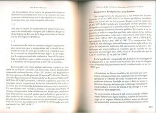 JOSÉ AlMEIDA BRICEÑO
«La demandante tiene tarjeta de propiedad respecto
del vehículo materia de la tercería y contrato de com-
praventa celebrado no por la ejecutada en el proceso
principal sino por una compañía diferente.
[...]
Más aún, la tarjeta de propiedad que menciona la sen-
tencia de vista ha sido otorgada por la Oficina Registral
de la Región de Loreto de la Superintendencia Nacio-
nal de los Registros Públicos.
[...]
La sentencia de vista no contiene ningún argumento
que mencione que la compradora del vehículo ha ac-
tuado de mala fe, sino que se refiere al vendedor pero
la recurrente ha adquirido el bien bajo la fe del regis-
tro. La supuesta tradición realizada a favor de la ejecu-
tada no puede prevalecer sobre la tarjeta de propiedad
y el contrato de compraventa a favor del tercerista».
La contradicción entre ambas casaciones requiere ser ma-
teria de un Pleno Casatorio. En todo caso, con la finalidad de
concordar ambos criterios, el Art. 25º, inciso a del Reglamento
de Inscripciones del Registro de Propiedad Vehicular (Resolu-
ción del Superintendente Nacional de los Registros Públicos Tº
087-2004-SUNARP) presume, a efectos registrales, que una vez
otorgada el acta respectiva se ha hecho la tradición del vehícu-
lo, salvo que se desprenda del mismo instrumento lo contrario.
En este último caso -señala la norma-, no podrá inscribirse el
título y el registrador deberá observarlo a fin de que, mediante
otro instrumento notarial, ambas partes declaren que se ha he-
cho tradición del vehículo. No obstante, si del contrato se des-
prende que el vehículo se encuentra en posesión del adquirente
o de un tercero, la tradición se considerará efectuada, en apli-
cación del Art. 902!"!del Cc.
228
CAPíTULO 2: LA DISPOSICiÓN ARBITRARIA DEL PATRIMONIO SOCIAL
Excepciones a la adquisición a non domino
Las excepciones a la adquisición a non domino son las con-
. nadas en el Art. 948!"!del CC: los bienes perdidos y los adqui-
Slg . , de los nriid on infracción de la ley penal. Respecto e os pnmeros,
n os c . did '
Art. 932º del CC señala que quien halle un bien per 1 o esta
e~li ado a entregarlo a la autoridad municipal, la cual comuni-
ag. .ibli E 1' 1hallazgo mediante anuncio pu lcO. n cuanto a os se-cara e ..
dos se refiere a aquellos que han sido objeto de los delitos
~~tra ~l patrimonio, como son el hurto (Arts. 185º al 187º CP),
robo (Arts. 188º a1189º CP), abigeato (Arts. 189-A al 189-C CP),
apropiación ilícita (Arts. 190º a~ 193º CP) y recep~ación (Art.
194º CP). Sin embargo, estos delitos no resultan aplicables a los
actos de disposición arbitraria del patrimonio social, en la me-
dida que son irreprimibles en el ámbito penal, c~ando se cau-
sen entre los cónyuges (Art. 208!"!,inciso 1 CP ruodificado por la
Ley Nº 27309 del 17 de julio de 2000).
En la legislación comparada, el CC chileno ha consa.grad~
la adquisición a non domino con relación a los actos de dISpOSI-
ción arbitraria del patrimonio social, estableciendo en su Art.
1739º que:
«Tratándose de bienes muebles, los terceros que con-
traten a título oneroso con cualquiera de los cónyuges
quedarán a cubierto de toda reclamación que éstos
pudieren intentar fundada en que el bien es social o
del otro cónyuge, siempre que el cónyuge contratante
haya hecho al tercero de buena fe la entrega o la tra-
dición del bien respectivo.
Jo e pre umirá la bu na fe del tercero cuando 1bien
obj to del contrato figure inscrito a nombre d 1otro cón-
yuge en un registro abierto al público, como n 1caso
de automóviles, acciones de sociedades anónimas, naves
229
 