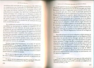 nacimiento del contenido de las inscripciones (Art. 2012'2 CC)
se complementa con el principio de legitimidad registral, por
el cual el contenido de la inscripción se presume cierto y pro-
duce todos sus efectos, mientras no se rectifique o se declare
judicialmente su invalidez (Art. 2013º CC). La consecuencia de
ambos principios trae consigo que en obsequio al tráfico co-
mercial se sacrifique, al menos en ocasiones, el dogma según el
cual nema plus iura in alium transferre po test, quam ipse haberet (na-
die puede transferir a otro más derecho que el que él mismo
tenga) y una limitación a la producción de ineficacia derivada
de la anulabilidad del acto.
En condiciones normales y de acuerdo con el principio de
causalidad, las inscripciones se realizan en virtud de un acto
que constituye su causa eficiente, de modo tal que los vicios y
nulidades de este acto afectarán en forma directa e inmediata
la eficacia y validez del asiento registral. El registro no convalida
los actos que sean nulos o anulables. Sin embargo, es necesario
proteger una razonable confianza en la apariencia de una situa-
ción jurídica, de manera que quien suscite en los demás la apa-
riencia de que una situación jurídica existe, tiene que dejarla
valer contra sí mismo y que quien de buena fe confía en la situa-
ción aparente merece ser protegido.
Incluso la Sala Civil Permanente, en la CAS. º 1617-97-
LAMBAYEQUE (143) , ha llegado a afirmar que la fe registral, en
el caso que la inscripción del bien se haya realizado únicamen-
te a favor de uno de los cónyuges, deja sin efecto la presunción
iuris tantum por la cual los bienes obtenidos durante el matri-
monio tienen la calidad de sociales,
Por lo que en algunos casos, el bien que en la realidad de
las cosas (realidad extrarregistral) pertenece al patrimonio so-
(145) GAS,NQ 1617-97-LAMBAYEQUEdel 29 de octubre de 1998, publi-
cada en la SCEP del 10 de diciembre de 1998, pp. 2205-2206,
232
PATRIMONIO SOCIALCAPíTULO 2: LA DISPOSICiÓN ARBITRARIA DEL
'. . Públicos como bien. 1 puede aparecer inscrito en los Registros
cia , . 1 ' yuges por habererteneciente al patnmonio de uno de os con ,' .
P 1 ado éste ante el rezistrador tener el estado CIVIlde solte-
dec ar b' . " 1 d
. CI'ón que por cierto evade el pnnCIpIO genera e
ro' srtua . io Ivé
, . lid d de los bienes existentes en el matnmomo vease
gananCIa la. , bi bai
" 2 1del presente capítulo), Quien adquiera un ien aJo
acaplte ' , , bl id 1
' 'a y reuniendo los requisitos esta eCI os por eesta apanenCI , " , ,
CC se encuentra protegido por e~ p~~CIpl~ de la fe pubhca.
, 1 La formulación de este pnncIpIO senala que el terceroregIstra, , h d
ue de buena fe adquiere a título oneroso algun derec o e
q ue en el registro aparece con facultades para otorgar-persona q , ,
lo, mantiene su adquisición una vez mscnto su derecho, aun-
después se anule, rescinda o resuelva el del otorgante por
que , .ibli (Artvirtud de causas que no consten en los registros pu ICOS, '
2014º CC y Arts. VIII del Reglamento General de los Registros
Públicos),
De modo tal que si un tercero adquiere a título ,oneros~ u~
inmueble social cuya titularidad aparece en los Registros Pubh:
cos a favor de uno solo de los cónyuges (porque se present?
como soltero o logró acreditar que el bien pertenece a s.upatn-
, " inscrib opiedad manuene sumomo privativo) y luego mscn e su pr ,
, , " d lIt jurí dico por el cual seadquisición aun cuan o se anu e e ac o
, " de l có uge notransfiere dicha propiedad a instancia e cony
, id el mismo Así lo es-interviniente por no haber mtervern o en '
, 1 S '1 1 CAS Nº 398-97-tableció la Sala Constituciona y OCIa en a ,
CHINCHA (144) en la que se afirmó la preferencia del derecho
" del có interviniente condel tercero registral frente al e conyuge no I ,
los siguientes argumentos:
(144) CAS Nº 398-97-CHINCHA del 11 de agosto de 1998, publicada en
. . 'd l CAS N21 SCEP d 1 11 de marzo de 1999, p. 2753, En igual senu o, a '
2~37-2000-~IMA del 23 de mayo de 2001, publicada en la SCEP del 5 de
noviembre de 2001, p. 7976.
233
 