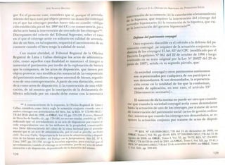 JOSÉ ALMEIOA BRICEÑO
gar. En el presente caso, considera que sí, porque el arrenda-
miento del bien tuvo por objeto proveer un domicilio conyugal
en el que los cónyuges puedan hacer vida en común -obliga-
ción establecida por el Art. 289Q
del CC-; en consecuencia, para
dicho acto basta la intervención d uno solo de los cónyuges(45).
Discrepamos del criterio del Tribunal Supremo, sobre el caso
en el que el cónyuge actúe en solitario en calidad de arrenda-
dor de un bien, en tal supuesto, requerirá el asentimiento de su
consorte cuando el bien tenga la calidad de social.
Con mayor claridad, el Tribunal Registral de la Oficina
Registral de Lima y Callao distingue los actos de administra-
ción, como aquellos cuya finalidad es mantener el íntegro o
aumentar el patrimonio por medio de la explotación de bienes
que lo componen, de los actos de disposición, que tienen por
objeto provocar una modificación sustancial de la composición
del patrimonio mediante un egreso anormal de bienes, seguido
o no de una contraprestación. A partir de esta distinción, consi-
dera como actos de disposición: i) la construcción de una edifi-
cación, de tal manera que la inscripción de la declaratoria de
fábrica solicitada por un casado debe contar con la necesaria
(45) A contraconiente de lo expuesto, la Oficina Registral de Lima y
Callao considera como única regla la actuación conjunta cuando uno o
ambos cónyuges son arrendatarios del bien. Así, la RES. º 172-98-0RLCj
TR del 28 de abril de 1998, en ORLC, Vol. VI, pp. 125-128. PLÁCIDO, Manual
~e ?erecho de familia, cit., pp. 178-180,en un caso similar, resolvió (p. 427)
indicando que «el arrendamiento es un acto de disposición por cuanto se
~ede temporalmente uno de los atributos de la propiedad, conservando
es~. Debe diferenciárselo del cobro de la renta mensual por el arrenda-
n:1~nto que e un acto de administración, por el cual se percibe un fruto
c~~l».SALA'lAR,Carla, «Importancia de los actos de administración y disposi-
Clan de los bienes sociales», en Diálogo con laJurisprudencia, Año lII, Nº 4,
Lima, 1997, pp. 141-150, recoge la doctrina argentina, para concluir que el
arrendamiento, cuando el cónyuge es arrendador, puede ser acto de admi-
nistración o de dispo ición, dependiendo de la duración del mismo.
128
CAPíTULO 2: LA DISPOSICló ARBITRARIA DEL PATRIMO 10 SOCIAL
. vención de su consorte; ii) la cancelación o levantamiento
ll1ter . . , ,
e la hipoteca, que reqUIere la intervenClon ~el conyuge d~l
d edor hipotecario; iii) la renovación de la hipoteca, que exi-
acre . (46)
ge la intervención del garan te hipotecario .
DEfensa del patrirrwnio conyugal
Otro supuesto discutible es el referido a la defensa del pa-
trimonio conyugal: ¿se requiere de la actuación conjunta o in-
distinta de los cónyuges? ElArt. 65Q
del CPC (modificado por el
Decreto Legislativo JQ 861 del 22 de octubre de 1996 y luego
restituido en su texto original por la Ley Q 26827 del 29 de
junio de 1997), señala en su segundo párrafo, que:
«lasociedad conyugal y otros patrimonios autónomos
son representados por cualquiera de sus partícipes si
son demandantes. Si son demandados, la representa-
ción recae en la totalidad de los que la conforman,
siendo de aplicación, en este caso, el artículo 93
Q
[litisconsorcio necesario]».
Elsustento de dicha norma no puede ser otro que conside-
rar que cuando la sociedad conyugal actúa como demandante
basta la actuación de uno de los cónyuges, por tratarse de actos
de conservación del patrimonio social (actos de gestión ordina-
ria); mientras que cuando los cónyuges son demandados, se re-
quiere la actuación conjunta por tratarse de actos de disposi-
(46) RES. Nº 445-2000-0RLCjTR del 15 de diciembre de 2000, en
ORLC, Tomo 1, Vol. XI, pp. 65-69; RES. º 248-2000-0RLCjTR del 21 de
agosto de 2000, en ORLC, Tomo 1, Vol. XI, pp. 70-72; RES. º 174-2001-
ORLCjTR del 20 de abril de 2001, en ORLC, Tomo 1,Vol. XII, pp. 37-41;Y
RES.Nº 403-2001-0RLCjTRdeI13 de setiembre de 2001, en ORLC, Tomo
1,Vol. XIII, pp. 399-402.
129
 