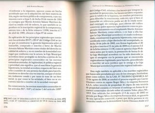 JOSÉ ALMEIDA BRICEÑO
«Conforme a lo expuesto, aparece como un hecho
acreditado que en la adquisición del bien materia de
litis,según escritura pública de compraventa, cuyo tes-
timonio corre a fojas 5, de fecha 24 de marzo de 1995
se consigna que Martín Artemio Salazar Martínez de-
claró su estado civil de soltero, lo que también se re-
produce en la inscripción registral de la compraventa,
asiento tres c de la ficha número 11036, inscrita el 7
de abril de 1995, obrante a fojas 87 de autos.
En aplicación de los principios registrales que contie-
nen los artículos 2013Q
Y2014Q
del Código Civil se tie-
ne que al constituirse la garantía hipotecaria sobre el
inmueble, comprado e inscrito a favor de Martín
Artemio Salazar Martínez como titular del derecho en
calidad de soltero; y,no en nombre de la sociedad con-
yugal que conforma con la actora; la Caja Municipal
acreedora tiene protegido su derecho a mérito de los
principios registrales contenidos en las normas
sustantivasanotadas, de legitimidad, fe pública registral
y prioridad; esto significa, que al suscribirse la garantía
hipotecaria, la entidad acreedora respecto del bien sus-
crito a nombre de una persona facultada para hacerlo,
mantiene su derecho una vezinscrito, aunque el titular
sea realmente casado y por tanto se trate de un bien
social, ya que como se ha señalado, el bien no se en-
cuentra inscrito a nombre de la sociedad conyugal.
En consecuencia, las normas materiales contenidas en
los artículos 301Q, 310Q
Yel inciso 1 del artículo 1099Q
SPIJ 2007; CAS. Nº 2504-2005-CAÑETE del 14 de noviembre de 2006, SPIJ
2007; y CAS. Nº 1160-2005-LA LIBERTAD del 28 de marzo de 2006, SPIJ
2006.
236
CAPíTULO 2: LA DISPOSICIÓN ARBITRARIA DEL PATRIMONIO SOCIAL
del Código Civil, relativas a los bienes que integran la
sociedad de gananciales, los bienes sociales yrequisito
para la validez de la hipoteca, no resultan per~in.entes
para dilucidar la controversia; toda vez, q~e SIblen.el
inmueble en referencia podía ser de la CItada SOCIe-
dad conyugal, sin embargo, para efectos del tráfico
comercial, quien aparecía registralmente como su pro-
pietario únicamente era el emplazado Martín Artemio
Salazar Martínez, como soltero, y en base a ello fue
que la Caja Municipal acreed?ra,r el cita~o co-dema~-
dado, constituyeron la garantla hipotecaria, cuya copla
certificada corre a fojas dieciocho del acompañado, su
fecha 18 de julio de 2002, con firmas legalizadas el 20
dejulio e inscrita el 31 dejulio de 2000 en el asiento 6 d
de la ficha número 11136,como se aprecia a fojas89 de
estos autos; por lo tanto, la presunción de buena fe de
la Caja Municipal acreedora no ha sido destruida ya
que el otorgante era la persona que se encontraba
registralmente legitimado para hacerlo, procedien~o
a inscribir tal acto jurídico que le otorga a la Caja
Municipal acreedora la protección registral indicada».
Esta regla también es aplicable a los muebles registrables
que hayan sido prendados por uno de los cónyuges, haciéndose
pasar como soltero. En la CAS.NQ782-2005-CAjAMARCAdel
13 de agosto de 2006, se resolvió el proceso seguido por Lisette
Otiniano contra su esposo Roger Silvay la empresa Ferreyr~s
S.A.A.,sobre tercería de propiedad. El objeto de esta tercena
de propiedad consistía en levantar el embargo en forma de se-
cuestro conservativo dictado sobre el camión Volvo,placa WL-
1819. Este vehículo fue entregado el 8 de enero de 2002 en
prenda por Roger Silvaa la empresa Ferreyros SAA,en garantía
de una operación comercial, a pesar que dicha persona se en-
Contraba casada con la demandante Lisette Otiniano desde el 2
237
 
