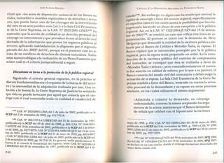 JOS~ AlMEIDA BRICEÑO
cluyó que «los actos de disposición unilateral de los bienes so-
ciales, inmuebles o muebles registrables o de derechos y accio-
nes, que pueda hacer uno de los cónyuges sin la intervención
del otro es un actojurídico nulo [sic]» y la Sala CivilPermanen_
te de la Corte Suprema, en la CASoNº 2023-2001-LlMA(147)ha
sostenido que la acción de nulidad es un derecho personal del
cónyuge no interviniente y que prevalece frente al derecho real
derivado de la información que provee los registros públicos al
tercero; aplicando indebidamente lo dispuesto por el segundo
párrafo del Art. 2022º del CC, porque en el presente caso no se
trata de un conflicto de derechos de distinta naturaleza. Todas
estas razones obligan a la realización de un Pleno Casatorio que
aclare cuál es el criterio jurisprudencial a seguir.
Discusiones en torno a la protección de la fe pública registral
Siguiendo el criterio general expuesto, en la práctica se
discute fundamentalmente el requisito de la buena fe del terce-
ro y la onerosidad de la adquisición realizada por este. Con re-
lación a la buena fe, la Corte Suprema de Justicia ha señalado
que ésta no puede invocarse por aquel que conocía que el cón-
yuge con el cual contrataba tenía en realidad el estado civil de
(147) CAS. NQ2023-2001-LIMA del 1 de julio de 2002, publicada en la
SCEP del 2 de setiembre de 2002, pp. 9117-9118.
(148) CAS. NQ265-T-97-lA LIBERTAD del 21 de noviembre de 1997
publicada en la SCEP del 03 de abril de 1998, p. 605; CAS. NQ1046-2001~
CANETE del 18 de setiembre de 2001, publicada en la SCEP del 2 de febre-
ro de 2002, pp. 8277-8279; CAS. Nº 2125-99-lAMBAYEQUE del 19 de octu-
bre de 2001, publicada en la SCEP del 31 de mayo de 2002, pp. 8816-8817
y CAS. N2 2023-2001-LIMA del 1 de julio de 2002, publicada en la SCEP del
2 de setiembre de 2002, pp. 9117-9118. En general, nadie puede invocar la
buena fe si conocía la inexactitud del registro, véase CAS. NQ1433-96-IA
LIBERTAD del 28 de noviembre de 1997, publicada en la SCEP del 4 de
240
CAPíTULO 2: LA DISPOSICIÓN ARBITRARIA DEL PATRIMONIO SOCIAL
casado(148).Sin embargo, en algún caso ha.tenido que ,atenuarla
. idez de esta regla a favor del tercero reg¡stral, específicamente
ng ibilid di'en aquellos casos en los cuales asoma la pOSl 1.1, a que o~c~n-
es estén haciendo un abuso de esta excepclOn a la fe publica
yugotral Así en la CAS N<:' 1522-2004-TUNIN del 19 de setiem-reg¡s ., . J.,
bre de 2005(149),se resolvió un caso que refleja esta Iínea de ar-
mentación. El proceso se inició con la demanda de Mery
~elgarejo que demandó la,n~lidad de la.esc:rit~ra pública cele-
brada por el Banco de Crédito y Metodl~ Nana, su espo~o..El .
Banco replicó que se encontraba protegido po: la fe p~blica
registral, pero la esposa tenía preparado un ardid. En la mtro-
ducción de la escritura pública del contrato de compraventa
del inmueble, se consignó que ésta se realizaba a favor de
«Metodio Ñaña y señora», pero contradictoriamente el contra-
to fue suscrito en calidad de soltero; por lo que a su parecer, el
Banco conocía del estado civildel contratante y debió exigir la
actuación de la esposa. La Sala CivilTransitoria de la Corte Su-
prema resolvió a favor del Banco, teniendo en cuenta la actua-
ción procesal de la demandante y su esposo en otros procesos
similares, en los cuales utilizaron el mismo argumento:
«Admitida a trámite la demanda, su cónyuge
codemandado, contesta la misma aceptando los argu-
mentos de la actora; mientras que el Banco demanda-
do señala que celebró con el hipotecante la escritura
mayo de 1998, p. 876; CAS. NQ3017-2000-LIMA del 30 de mayo de 2001,
publicada en la SCEP del 5 de noviembre de 2001, p. 7959 y CAS. Nº 4396-
2001-LIMA del 21 de mayo de 2002, publicada en la SCEP del 30 de setiem-
bre de 2002, pp. 9227-9228.
(149) CAS. NQ1522-2004-jUNÍN del 19 de setiembre de 2005, SPIJ 2006.
En la CAS. NQ1470-2006-TACNA del 13 de noviembre de 2006, SPIJ 200?,
se declaró en un caso similar, donde el cónyuge declaró ser divorciado, SIn
tener dicho estado civil.
241
 