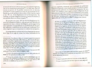 JOSÉ ALMEIDA BRICEÑO
la buena fe del tercero sólo se sustenta en los asientos registrales
mas no en anotaciones preventivas'P!'; en todo caso, éstas ad-
vierten al tercero de la posible existencia de un derecho
preterído'P" (como puede ser el caso de una anotación de de-
manda que ha de producir efecto sobre el bien inscrito, según
el Art. 79Q,inc. 2 del Reglamento de las Inscripciones). Sin
embargo, no puede obligarse al tercero a conocer lo inscrito en
otra partida abierta en forma irregular'"?'.
De acuerdo con el Art. 127
Q
del TUO del Reglamento Ge-
neral de los Registros Públicos «toda persona tiene derecho sin
expresión de causa a obtener del Registro, previo pago de las
tasas registrales correspondientes: la manifestación de las parti-
das registrales o exhibición de los títulos que conforman el ar-
chivo registral o que se encuentran en trámite de inscripción».
Lajurisprudencia reciente de la Corte Suprema ha atenua-
do el rigor de la regla de revisar los títulos archivados de los
interpretación, VIVARMORALES,Elena, La inscripción registral de la propiedad
inmueble en el Perú, PULP, Lima, 1998, Tomo 1, p. 109 Y GUEVARAMA~RIQl"F.,
Rubén, «La fe pública registral: ¿Cómo nos beneficia?», en CONGRESODE LA
REpL-BLlCA,Homenaje aJosé León Barandiarán, Tomo II, Lima, Congreso de la
República, Lima 2000, T. II, pp. 558-559. En contra, ALIAGAHUARlPATA,Luis,
«La publicidad registral y sus alcances ¿hasta dónde se extiende la publici-
dad regulada en el Art. 20122 del Código Civil?», en Diálogo con laJurispru-
dencia, Año 7, NQ36, Lima, 2001, pp. 47-56.
(151) CAS. NQ2374-98-SAN ROMÁN:JULIACA del 17 de marzo de 1999,
publicada el 23 de abril de 1999 en la SCEP, p. 2929.
(152) CAS. NQ291-99-HUAURA del 30 dejunio de 1999, publicada en la
SCEP del 1 de septiembre de 1999, p. 3406.
(153) Así, lo han señalado: CAS. N2 1418-99-lAMBAYEQUE del 5 de
octubre de 1999, publicada en la SCEP del 30 de noviembre de 1999, pp.
4194-4195 Y la CAS. NQ2556-98-LAMBAYEQUE del 16 de abril de 1999,
publicada en la SCEP del 3 de seúembre de 1999, p. 3417.
244
CAPíTULO 2: LA DISPOSICIÓN ARBITRARIA DEL PATRIMO~IO SOCIAL
. - 1 . cipio de publicidad
asientos registrales. senalando que e pnn . .
registral se extiende a estos títulos siempre.y cu~nd.~no existie-
ra información suficiente en el asiento de mscn~clOn '.De otro
d . establece como regla la revisión obligatona de los
rno o, SI se d 1 f .ibli
antecedentes registrales se generaría un d.es.~e ro a a e pu ,l-
. t 1Yla seguridadj·urídica, en perjUICiOde la econorrua
ea regIs ra CAS NQ24- 8
d do Los principales argumentos de la . 1 ~ -
e merca . .. .
2005-LIMAdel 13 de julio de 2006(154)reflejan este cnteno:
«Si bien es verdad, el artículo 184º del Reglamento
General de los Registros Públicos, vigente a la fech~
de los hechos, establece que a fin de asegurar la ~ublI-
cidad de los registros, los funcionarios de los m:smos
están obligados a manifestar a toda persona los libros,
los títulos archivados, índices y demás documento~ que
obran en las oficinas registrales, ello no .d~be ser I?ter-
pretado como que el principio de publicidad ,regIstral
se extiende también por regla general a los tltu~~sar-
chivados sino en el sentido de que dicha extenslOn al-
canzará a los títulos archivados si existiera insuficiente
información en el asiento de inscripción; dado que es-
timar que los interesados deben recur~r a .los títulos
archivados o a procedimientos extraordmanos para la
determinación de con quién están contratan~o ,g~ne-
raría un obstáculo para la realización de actosjundlCos
y una elevación del costo de los mismos, ~ocu.al~t~nta-
ría contra la fe pública registral yla segundad jundlCa».
2006(155)
En la CAS.Nº 336-2006-LIMAdel 2~ de .agosto de . .os
emitida por la Sala CivilTransitoria, se smtetlzan estos cnten
en los siguientes términos:
(154) CAS. N2 2458-2005-LlMA del 13 de julio de 2006, SPIJ 2007.
(155) CAS. NQ336-2006-LlMA del 28 de agosto de 2006, SPIJ 2007.
245
 