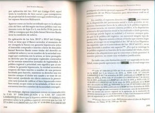 JOSÉ ALMEIDA BRICEÑO
por aplicación del Art. 3102
del Código Civil, aquel
tenía la condición de bien social y por consiguiente
de propiedad de la sociedad conyugal conformada por
los esposos Severino-Malinarich.
Aparece como un hecho acreditado que en la adquisi-
ción del bien sub litis según escritura pública cuyo tes-
timonio corre de fojas 2 a 4, con fecha 10 dejunio de
1992se consigna que don Julio Ismael Severino Bazán
tiene la condición de soltero.
En aplicación de los Arts. 2013!l y 2014Qdel Código
Civil,se tiene que el Banco acreedor al momento de
ser otorgada la fianza con garantía hipotecaria sobre
el inmueble comprado e inscrito a favor de don Julio
Ismael Severino Bazán como titular del derecho en
calidad de soltero y no en nombre de la sociedad con-
yugal que conforma con la actora, se tiene protegido
su derecho por los principios registrales contenidos
en las normas sustantivas anotadas de legitimidad, fe
pública registral y prioridad; esto significa que al sus-
cribirse la garantía hipotecaria, la entidad acreedora
respecto del bien inscrito a nombre de una persona
facultada para hacerlo, mantiene su derecho una vez
inscrito aunque el titular sea casado y se trate de un
b.i:n ~o~ial,quedando sin efecto entonces la presun-
c~onzu~ tantum de calificar el bien hipotecado como
bien social, ya que como se ha señalado, el bien no se
encuentra inscrito a nombre de la sociedad conyugal».
Sin embargo, algunas casaciones entran en contradicción:
la CASo NQ 1666-2001-JUNÍN y la CASo NQ 1245-99-
lAMBAYEQUEdicen que la hipoteca adolece de nulidad yésta
prevalece sobre la fe pública registral; mientras que la CAS.NQ
2714-2001-LALIBERTADY la CASoN!!4148-2001-LALIBERTAD
248
CAPíTULO 2: LA OlSPOSIClÓ'J ARBITRARIA DEL PATRIMOt'>IO SOCIAL
prosiguen el criterio general expuesto(157).:ruev~mente ,:rge la
realización de un Pleno Casatorio para determmar cual es el
criterio correcto.
En cambio, el supuesto descrito en el~, por tratarse
de la disposición del patrimonio social a título gratuito, se en-
cuentra claramente fuera de la esfera de la fe pública registral.
En consecuencia, en nuestro sistema jurídico, si la disposición
arbitraria del patrimonio social se ha realizado a título gratuito,
el cónyuge puede lograr su nulidad y el tercero -aunque guia-
do por la fe pública del registro- no merecerá ningún tipo de
protección. Algunos autores critican el hecho que nuestra legis-
lación, al recoger en su integridad el Art. 34
Q
de la LeyHipoteca-
ria española -que es el antecedente del Art. 2014
Q
del CC-, no se
haya detenido a analizar este aspecto'P". ¿Por qué se restringe la
fe pública registral en función de la onerosidad del título, exclu-
yéndose a lasadquisiciones que se concretan a título gratuito? A
nuestro parecer, no existe una verdadera justificación.
En todo caso, esta limitación puede ser superada en la rea-
lidad, como puede apreciarse en elmmJl, en el cual surge una
(157) CAS. º 1666-2001:JUNÍN del 10 de octubre de 2001, publicada
en la SCEP del 2 de febrero de 2002, p. 8289; CASo Nº 1245-99-
LAMBAYEQUE del 7 de setiembre de 2001, publicada en la SCEP del 2 de
mayo de 2002, p. 8700; CAS. Nº 2714-2001-LA LIBERTAD del 7 de diciem-
bre de 2001, publicada en la SCEP del 1 de abril de 2002, p. 8523 y CAS. Nº
4148-2001-LA LIBERTAD del 24 de mayo de 2002, publicada en la SCEP
del 1 de octubre de 2002, pp. 9399-9400. En la CAS. Nº 3273-2001-LIMA del
16 de setiembre de 2002, publicada en la SCEP de13 de diciembre de 2002,
p. 9688, se recoge un ea o interesante: el recurrente -uno de los demanda-
dos- no invocó er tercero registral en la apelación de la re olución de
primera instancia que le era de favorable; la ala ivil Permanente señaló
que tal argumento ya no podía hacer e valer en ea ación.
(158) PIZARROARA~GL"RE~,Luis, «Reflexiones obre el Libro de Registros
Públicos», en Thémis, NI!30,1998, pp. 221-229.
249
 