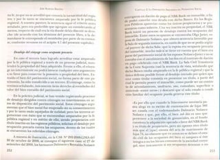 JOSÉ ALMEIDA BRICEt:O
na fe, ya que no se acreditó que conocía la inexactitud del regis-
tro, y por lo tanto se encuentra amparada por la fe pública
registral. A nuestro parecer, la sentencia sigue el criterio antes
señalado, pero era preferible que agregase un considerando al
menos, respecto de cuál era la vía donde debía discutir su dere-
cho (de acuerdo con los términos del presente libro, a la de-
mandante le corresponde el reembolso por parte de su consor-
te, conforme veremos en el acápite 4.1 del presente capítulo).
Desalojo del cónyuge como ocupante precario
En caso el tercero haya logrado acreditar estar amparado
por la fe pública registral a través de un proceso judicial, man-
tendrá la propiedad del bien adquirido. Frente a ello, el cónyu-
ge no interviniente no podrá invocar cualquier otro argumento
a su favor para conservar la posesión o propiedad del bien. Ex-
traído el bien del patrimonio social, no forma parte de este pa-
trimonio, ha sido transferido a un tercero. El cónyuge, como lo
venimos señalando, únicamente tiene derecho al reembolso del
valor del bien extraído del patrimonio social.
En la práctica judicial, se han venido registrando procesos
de desalojo dirigidos contra cónyuges no intervinientes en ac-
tos de disposición del patrimonio social. Estos cónyuges argu-
mentan que el bien social fue enajenado sin su consentimiento
y por lo tanto están aquejados de nulidad; pero los terceros ar-
gumentan con éxito que se encontraban amparados por la fe
pública registral y en mérito de ello, siendo propietarios con
título inscrito en los r gistras públicos, solicitan el de alojo por
ocupación precaria contra los ocupantes, d ntro de los cuales
s ncuentran los r feridos cónyuges.
A manera d ilustración, n la CASo Q 292-2006-LlMA d 1
30 d octubre de 2006, se consigna el siguiente caso: el 27 de
setiembre del 2000, los hermanos Dalmacio y Reynaldo olasco
252
CAPíTULO 2: LA DISPOSICiÓN ARBITRARIA DEL PATRIMONIO SOCIAL
t egaron en dación de pago al 'NBKBank un inmueble, a fin
en r 1 R .
der cancelar una deuda con dicho Banco. En os egIs-
de po , , . .'
Públicos apareCIan como los urucos propietarios y se pre-
traS .
on como solteros Una vez inscrita su propiedad, el 0lBKsentar .
Bank inició un proceso de desalojo contra los ocupantes del
inmueble. Entre estos ocupantes se encontrab~ OIga Javier, es-
a de Dalmacio olasco, que obtuvo sentencia favorable por
pos dí ...
la Sala de segunda instancia, en razón de que no se po la argu~r
-al arecer de dicha Sala- que la esposa era ocupante precana
del ;nmueble, mucho más si se tiene en cuenta que e.lbien era
arte del patrimonio social de los esposos Nolasco-Iavier y no se
p d d .,
contaba con el asentimiento de los dos en el contrato e ación
en pago celebrado con el NBK Bank. La Sala Civil Transitoria
de la Corte Suprema casó la sentencia de vista, señalando que
dicho Banco estaba amparado en la fe pública registral y que la
única defensa posible frente al desalojo iniciado por quien apa-
rece como titular consistía en presentar un título, a partir del
cual le permita poseer el inmueble, como puede ser un co~tra-
to de arrendamiento, usufructo, uso, comodato, superficie o
anticresis -entre otros-; y descartó que el solo estado o condi-
ción familiar del ocupante pueda generar este título:
«Es por ello que cuando la litisconsorte neces~ria pa-
siva alega en su escrito de contestación de fajas 380
ser casada con el codemandado Dalmacio Nolasco
olasco y que, por ello, el bien sub litis es uno que
pertenece a la sociedad de gananciales, en el fondo
cuestiona la adquisición operada a favor del NBK~ank
y su título de propietario, pero sin oponer otro titulo
más que el [que] emana del acta de matrimonio de
fajas 74, no obstante que en autos no se debate el.e;ta-
do civil de los ocupantes del bien ni tampoco SI este
integra o no los bienes comunes de la sociedad conyu-
gal, sino únicamente si sus ocupantes detentan o no
253
 
