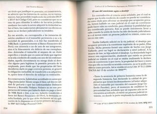 JOSÉ AlMEIDA BRICEÑO
254
255
CAPíTULO 2: LA DISPOSICIÓN ARBITRARIA DEL PATRIMONIO SOCIAL
un título que justifique su posesión; en consecuencia,
se advierte que las instancias de mérito, en su razona-
miento, han procedido inaplicando los artículos 2013º
y 2014º del Código Civil, pues no consideran que no es
esta vía para dilucidar la validez de los actos jurídicos
mediante los cuales la actora adquirió la titularidad so-
bre el bien, los cuales surten plenamente sus efectos en
tanto no se declare judicialmente su invalidez.
En ese sentido, no correspondía a las instancias de
mérito establecer si el inmueble pertenecía o no a la
sociedad de gananciales, o si éste fue transferido al
NBK Bank (y posteriormente al Banco Financiero del
Perú) con anuencia o no de uno de sus integrantes,
sino si la litisconsorte -en defecto de sus coernplaza-
dos- detentaba el inmueble al amparo de un título
específico; y siendo que en autos tal título que esgrime
es la sola condición de casada con uno de los codeman-
dados, aquella circunstancia no otorga título ni dere-
cho alguno para legitimar la posesión precaria de la
emplazada, pues desde que los propietarios del bien
decid~ero~_d~rlo en pago a tercera persona, se generó
la obl~gacl?n meludible de transferirlo a su adquirien-
te, qmen tiene el derecho de solicitar su restitución.
En cons~cuen~ia, habiéndose acreditado en autos que
Olga joyíta javier Zárate ocupa el bien sub litis en cali-
dad de precaria y que los codemandados Dalmacio
S~tur~o y Reynaldo Nolasco Nolasco ya no son pro-
pietanos del mismo por haberlo dado en pago a favor
de NBK Bank y éste, a su vez, haberlo transferido a
favor del Banco Financiero del Perú, la demanda re-
sul~~fundada, por lo que debe declararse así en apli-
cacion de lo dispuesto en el inciso primero del artícu-
lo 396º del Código Procesal Civil».
El caso del conviviente sujeto a desalojo
En contradicción al criterio antes señalado, por el cual se
arguye que la sola condición de casado no puede ser considera-
da como título para afrontar un desalojo por ocupación preca-
ria, hemos hallado un caso judicial en el cual un conviviente
pudo hacer valer su condición, para eliminar la posibilidad que
sea considerado precario. Esto se puede únicamente llevar a
cabo cuando la unión de hecho ha sido declarada judicialmen-
te o al menos existe un proceso judicial en trámite, como ocu-
rre en este caso.
Emilia Gallardo solicitó en la vía judicial, el desalojo por
ocupante precaria a la conviviente supérstite de su padre, Elisa
Cerda. Dicha persona formó una unión de hecho con Jorge
Gallardo, pero no logró su declaración a nivel judicial. A la
muerte de éste, su hija solicitó el desalojo. La demandada logró
vencer esta argumentación, aludiendo que existía un proceso
judicial en trámite en el cual se estaba analizando la declara-
ción de convivencia (y por cierto, la propiedad del bien) y mien-
tras que ello no suceda en sentido contrario, no se le podía con-
siderar como precaria. Así se estableció en la CAS. Nº 3111-2006-
TACNA del 13 de octubre de 2006(161):
«Tanto la sentencia de primera Instancia como la de
segunda Instancia, han declarado la calidad de pro-
pietarios que tienen los demandantes (al haber adqui-
rido el inmueble por sucesión del causante Jorge Ga-
llardo Paredes), pero, al momento de establecer la
precariedad han señalado que tal supuesto aún no se
encuentra acreditado, al existir un proceso judicial en
trámite, en donde la parte emplazada ha demandado
(161) CAS. N2 31l1-2006-TACNA del 13 de octubre de 2006, SPIJ 2007.
 