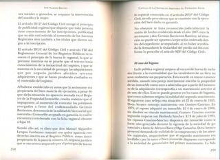 nes sociales o gravarlos, se requiere la intervención
del marido y la mujer.
El artículo 2012Q
del Código Civil recoge el principio
de publicidad registral que dispone que toda persona
tiene conocimiento de las inscripciones, publicidad
que no sólo está referida al contenido de los Asientos
Registrales sino también a los títulos que dieron ori-
gen a la inscripción.
El artículo 2014Q
del Código Civil y artículo VIII del
Reglamento General de los Registros Públicos reco-
nocen el principio de la buena fe registral, la que se
presume mientras no se pruebe que el tercero tenía
conocimiento de la inexactitud del registro, y que se
sustenta en la necesidad de proteger las adquisiciones
que por negocio jurídico afectúen terceros
adquirientes y que se hayan producido confiados en
el contenido del registro.
Al haberse establecido en autos que la accionante era
propietaria del bien materia de ejecución, a pesar de
que dicha situación no aparecía anotada en el Regis-
tro de la Propiedad Inmueble, resulta evidente que el
impugnante, al momento de contratar los préstamos
otorgados a favor del codemandado Germán
Barrientos, desconocía de la calidad de bien social que
ostentaba el inmueble aceptado en garantía, lo cual se
encuentra corroborado con la ficha registral obrante
a fojas' 49.
Siendo ello así, es claro que don Manuel Alejandro
Lengua Zambrano contrató con quien aparecía con
derecho inscrito en el Registro Público, como único
propietario de la parcela número 33, negocio jurídico
que se encuentra amparado por el principio de buena
258
CAPíTULO 2: LA DISPOSICiÓN ARBITRARIA DEL PATRIMONIO SOCIAL
fe registral contenido en el artículo 2014Q
del Código
Civil, siendo procedente que se continúe con la ejecu-
ción del bien dado en garantía.
No obstante se haya reconocido judicialmente la
unión de hecho establecida desde el año 1987 entre la
accionante y don Germán Barrientos Ramírez, tal situa-
ción no puede ser opuesta a la ejecución ordenada den-
tro del expediente acompañado, al no haber acredita-
do la demandante la titularidad del predio sub litis con-
forme lo prescribe el artículo 923Q
del Código Civil».
El caso del bígamo
La fe pública registral ampara al tercero de buena fe inclu-
sive frente a la eventualidad que los vendedores de un bien no
sean realmente sus propietarios. Esto sucede en mayor o menor
medida, mando una pareja matri:nonial inscribe la propiedad
de un inmueble como suyo a sabiendas que a partir del momen-
to de la adquisición correspondía a un matrimonio anterior al
de uno de ellos. Esto se puede generar en los casos de bigamia,
que como sabemos origina la nulidad del segundo matrimonio.
El siguiente caso refleja esta situación: el 22 de enero de 1955,
Dora Arrasco contrajo matrimonio con Gustavo Cancino. En
1975, el esposo adquirió un inmueble. El 4 de enero de 1988,
sin disolver su vínculo matrimonial, Gustavo Cancino contrae
segundas nupcias con Herlinda Sánchez. El 9 de julio de 1993,
los esposos Cancino-Sánchez disponen del inmueble como si
fuese uno generado durante la vigencia de la sociedad de ga-
nanciales a favor de Adriano Baca y OIga Camacho. Dora Arrasco
presentó demanda de nulidad de la compraventa y de los asien-
tos registrales, amparándose que el segundo matrimonio era
inválido y por lo tanto el bien inmueble dispuesto corresponde
a la sociedad de gananciales del primer matrimonio. La Sala
259
 
