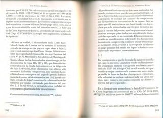 JOSÉ ALMEIDA BRICEÑO
contrato, por US$ 13,750 Yel remanente debió ser pagado el 30
de mayo de 1989 (US$ 22,000), el 30 de agosto de 1989 (US$
5,000) y el 30 de diciembre de 1989 (US$ 4,250). La esposa
demandó la nulidad del acto de disposición celebrado por su
esposo sin su consentimiento. Los terceros argumentaron que
la demandante reconoció los recibos de pago de la cuota inicial
y por lo tanto asintió la venta del inmueble social. La Sala Civil
de la Corte Suprema de Justicia, atendiendo el recurso de nuli-
dad (Exp. Nº 973-93-LlMA) acogió este argumento, señalando
lo siguiente:
«Si bien es verdad, la demandante doña Lotty Burc-
khardt Sayán de Linares no ha suscrito el contrato
privado de compraventa q~e en copia obra a fajas 3,
por el cual su cónyuge don Oscar Linares Núñez trans-
fiere la propiedad del inmueble sito en Caminos del
Inca Nº 2476, Monterrico Sur, distrito de Santiago de
Surco, a favor de los demandados, sin embargo, de los
documentos de fajas 116, 117 y 118, que han sido re-
conocidos por la citada demandante en la diligencia
de fajas 134 vuelta, fluye claramente que ella no sólo
reconocía la aludida compraventa, sino también ha re-
cibido dinero como parte del pago del precio del bien
materia de autos, debiendo conducirse [sic] que el con-
trato privado de fajas 3 constituye la culminación de las
tr.atativas que venían celebrando para la venta del pre-
dIO. [...] En tal virtud, la demanda sobre nulidad de
compraventa planteada debe desestimarse».
Comentando esta sentencia, Belaunde''?", señala:
(164) Ibídem, p. 30.
262
CAPíTULO 2: LA DISPOSICIÓN ARBITRARIA DEL PATRIMONIO SOCIAL
«El problema fundamental de los casos analizados fue
uno de probanza más que de interpretación legal. La
Corte Suprema falló correctamente cuando desestimó
la demanda de nulidad del contrato de compraventa
por la supuesta no intervención de la esposa. Este as-
pecto quedó irrefutablemente desvirtuado con los re-
cibos que ella misma había suscrito por las sumas pa-
gadas a cuenta del precio y que luego reconoció en el
proceso, aunque quiso darles una significación distin-
ta de la expresada en su contenido. El consentimiento
no sólo se manifiesta con la firma de los documentos
formales de compraventa. También puede evidenciar-
se mediante otras acciones y la recepción de dinero
en pago parcial del precio sin lugar a dudas es una
manera de expresar el consentimiento.
[oo.]
Por consiguiente se puede formular la siguiente sumilla
del caso en cuestión: Cuando se vende un bien inmue-
ble social para cumplir la exigencia establecida en el
artículo 315º del Código Civil en el sentido de que
marido y mujer consientan la transacción, no es indis-
pensable la firma de los dos cónyuges en el contrato,
si la voluntad de ambos es demostrada por otros me-
dios, tales como la recepción conjunta de dinero a
cuenta del precio pactado».
En la línea de este antecedente, la Sala Civil Transitoria de
la Corte Suprema se pronunció en la CASo Nº 2614-2005-
AREQUIPA del 19 dejunio de 2006(165)a favor del asentimiento
(165) CAS.N2 2614-2005-AREQUIPAdel19 dejunio de 2006, SPIJ 2006.
263
 