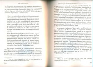 JOSÉ ALMEIDA BRICEÑO
en el contrato de compraventa ésta consintió la transfer .. ' L' enCla
cuando la mmuta de compraventa fue elevada a escritura públi-
ca. Este argumento fue aceptado por la Sala Civil Transitoria de
la Corte Suprema de Justicia, en la CAS. Nº 2792-98-LlMA(l66)
conforme se puede ver a continuación: '
«Las sentencias inferiores han establecido como he-
cho probado que si bien la cónyuge del recurrente no
ha intervenido en el contrato de compraventa, tal for-
malidad legal ha sido convalidada con la suscripción
de dicho cónyuge de la escritura de compraventa que
corre a fojas 208 a 235 de fecha 31 de enero de 1995 ,
precisándose además que en ella corre como inserta
la voluntad del emplazado de haber transferido a la
actora e150% de los derechos y acciones del inmueble
sub litis. .
Doña Augusta Luzgarda Moncada Cabanillas, esposa
del demandado, fue integrada a la relación procesal
en su calidad de litisconsorcio necesario y no habien-
do contestado la demanda se le declaró rebelde no
habiendo apelado de la sentencia de primera instan-
cia, ni interpuesto recurso de casación, ni objetado el
contrato de compraventa, por lo que no resulta de
aplicación el artículo 315º del Código Civil».
_. Este último argumento de carácter procesal también es
válido para el tercero que afirmó en su demanda o reconven-
ción ~puede ser de otorgamiento de escritura pública o entrega
del. blen- que el acto de disposición arbitrario del patrimonio
SOCIalcontaba con el asentimiento del cónyuge no interviniente;
(166) CAS. Nº 2792-98-LIMA del 1 de junio de 1999, publicada en la
SCEP del 14 de setiembre de 1999, pp. 3522-3523.
266
CAPíTULO 2: LA DISPOSICIÓN ARBITRARIA DEL PATRIMONIO SOCIAL
en este supuesto, declarada la rebeldía de dicho cónyuge, ésta
producirá a favor del tercero una presunción relativa sobre lo
afirmado en sus actos postulatorios. Así lo establece el Art. 461º
del CPC, que posee las siguientes excepciones, cuando: i) ha-
biendo varios emplazados, alguno contesta la demanda; ii) la
pretensión se sustente en un derecho indisponible; iii) requi-
riendo la ley que la pretensión demandada se pruebe con docu-
mento, éste no fue acompañado a la demanda; o iv) eljuez de-
clare, en resolución motivada, que no le producen convicción.
De tal manera, que si no se presenta ninguna de las excepcio-
nes establecidas por dicho artículo, la afirmación del tercero,
en el sentido que el cónyuge no interviniente sí asintió el acto
de disposición arbitrario, quedará firme.
Es el caso de Uladismiro Pajares, quien vendió un inmue-
ble social a favor de Ramón Aguilar. La esposa del vendedor
(María Sánchez) le advierte que por tratarse de un inmueble
adquirido bajo el régimen de sociedad de gananciales debe con-
tar con su asentimiento, por lo que éste se desiste de perfeccio-
nar dicho contrato. Como consecuencia de ello, el comprador
demandó el otorgamiento de escritura pública a los dos espo-
sos. Ya en el proceso, ninguno de los esposos contestaron opor-
tunamente la demanda y fueron declarados rebeldes; sin em-
bargo, la esposa del vendedor interpuso casación y argumentó
que el acto de disposición del patrimonio social celebrado por
su esposo a favor del demandante era nulo, por no haber conta-
do con su asentimiento. La Sala Civil Transitoria de la Corte
Suprema de Justicia rechazó la denuncia de in aplicación del
Art. 315º del CC, señalando en la CASo N'º 1034-98-
CAJAMARCA(167),lo siguiente:
(167) CAS. Nº 1034-98-CAJAMARCA del 7 de abril de 1999, publicada
en la SCEP del 29 de agosto de 1999, pp. 3363-3364.
267
 