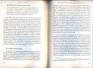 JOSÉ AlMEIDA SRICEÑO
Sexta Disposición ComPlementaria y Final
«En la transferencia o constitución de gravámenes so-
bre títulos valores emitidos o transferidos a favor de
una persona natural, no se requiere la intervención
del cónyuge. La misma regla rige para los valores re-
presentados mediante anotación en cuenta».
Se refiere a los valores en título o a los desmaterializados
emitidos o transferidos a nombre o a favor de una determinada
persona natural, cuyo nombre figure literalmente en el título o
registro y que de ese modo se convierte en su legítimo tenedor
o titular. Cuando tal persona, a su vez, transfiera o constituya un
gravamen sobre dicho valor, no requiere la intervención de su
cónyuge. Así, cuando un cheque girado a la orden de uno de
los cónyuges sea endosado por éste, no requerirá que interven-
ga su consorte, a pesar de que puede estar disponiendo parte
del patrimonio social. Igual suerte correrá si endosa en garan-
tía una letra de cambio girada o endosada a su orden o transfie-
ra o prende una acción inscrita en la Caja de Valores de Lima
(Cavali) o que figure en la matrícula de acciones de la sociedad
emisora sólo a nombre de dicha persona natural. Situación dis-
tinta se produce si la titularidad de los valores corresponde a
ambos cónyuges, en cuyo caso sí se requerirá del asentimiento
de los dos consortes, ya sea para disponer o gravar.
Las acciones en una sociedad
Constituyen un supuesto discutible las acciones que uno
de los cónyuges tuviese a su nombre en una sociedad anónima.
En estricto, se tratan de bienes sociales, salvo que por su origen
tengan la calidad de bienes propios, hayan sido adquiridos a
título gratuito o constituyan acciones que hayan sido distribui-
das gratuitamente entre los socios por revaluación del patrimo-
274
,-,
CAPíTULO 2: LA DISPOSICIÓN ARBITRARIA DEL PATRIMO 10 SOCIAL
nio social, cuando esas acciones o participaciones sean bien pro-
pio (Art. 302º, incs. 1, 3 Y7 CC). Sin embargo, a pesa~ que el
Art. 37º del Reglamento General del Registro de SOCIedades
(RES. º 200-200 l-SUNARP /S del 27 de julio de 2001) señal~
ue «para la inscripción del pacto social y del aumento de capI-
~l, los cónyuges son considerados como un solo socio, .salvo
ue se acrediteque el aporte de cada uno de ellos es de bienes
~ropios o que están sujetos ~l régimen de separación de P~tri-
monios, indicándose en el titulo presentado los datos de InS-
cripción de la separación en el Registro Personal», los Arts. 91 º
Y92º de la Ley General de Sociedades (Ley Nº 26887 del 9 de
diciembre de 1997) establecen que a efectos de la sociedad, se
considera propietario de la acción a quien aparezca como tal
en la matrícula de acciones, en la cual se anota la titularidad de
las acciones y sus transferencias; abriendo la posibilidad, por lo
tanto, de inscribir en dicha matrícula fondos sociales como apor-
tes privativos de uno de los cónyuges.
La Corte Suprema de Justicia ha atendido a las normas
societarias, para negar la posibilidad que uno de los cónyuge.s
defienda el patrimonio social cuando éste se encuentra consti-
tuido por acciones que su consorte posee en calida~ de soci~;
conclusión que llevada a sus últimos alcances, perrmt colegir
que el esposo que es titular de acciones de una socieda~ pue~e
disponer de ellos aunque éstas formen parte del patnmomo
social de ambos cónyuges. Así, en la Caso Nº 2499-98-LlMA(l70>,
emitida por la Sala Civil Permanente en el proceso de impugna-
ción de acuerdos seguido por Noemí Schartz contra l~ ~ompa-
ñía Interamericana de Radiodifusión Sociedad Anomma, se
desestimó la pretensión de la demandante por no tener legiti-
midad para obrar, señalando que de acuerdo a la Ley General
(170) CAS. N2 2499-98-LIMAdel 3 de marzo de 1999, publicada en la
SCEP del 12 de abril de 1999, pp. 2899-2900.
275
 