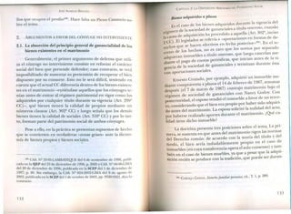 JOSÉ AlMEIDA BRICEÑO
110sque ocupen el predio'!", Hace falta un Pleno Casatorio so-
bre el tema.
2. ARGUME TOS A FAVOR DEL CÓNYUGE 1 O INTERVINIENTE
2.1. La absorción del principio general de ganancialidad de los
bienes existentes en el matrimonio
Generalmente, el primer argumento de defensa que utili-
za el cónyuge no interviniente consiste en reforzar el carácter
social del bien que pretende defender; caso contrario, se verá
imposibilitado de sustentar su pretensión de recuperar el bien
dispuesto por su consorte. Esto no le será difícil, teniendo en
cuenta que el actual CC diferencia dentro de los bienes existen-
tes en el matrimonio -entiéndase aquellos que los cónyuges te-
nían antes de entrar al régimen patrimonial en vigor como los
adquiridos por cualquier título durante su vigencia (Art. 299º
CC)-, qué bienes tienen la calidad de propios mediante un
númerus clausus (Art. 302º CC) y luego señala que los demás
bienes tienen la calidad de sociales (Art. 310º CC) y por lo tan-
to, forman parte del patrimonio social de ambos cónyuges.
Pese a ello, en la práctica se presentan supuestos de hecho
que se convierten en verdaderas «zonas grises» ante la dicoto-
mía de bienes propios y bienes sociales.
(50) CAS. Nº 33-95-LAMBAYEQUE del 6 de noviembre de 1996, publi-
cada en la SJEP del 23 de diciembre de 1996, p. 2605 Y CAS. Q 06-96-LIMA
del 20 de diciembre de 1996, publicada en la SCEP del 1 de diciembre de
1997, p. 8? Sin embargo, la CAS. Nº 824-2002-LIMA del 9 de agosto de
2002, publicada en la SCEP del 1 de octubre de 2002, pp. 9320-9321, dice lo
contrario.
132
CAPíTULO 2: LA DISPOSiCiÓN ARBITRARIA -DEL PATRIMONIO SOCiAL
Bienes adquiridos a plazos
Es el caso de los bienes adquiridos durante la vigencia del
, . de la sociedad de gananciales a título oneroso, cuando
regnnen 3020
' .
d
adquisición ha precedido a aquella (Art. -, mClSO
la causa e
C)
Ellemslador se refería a «aportaciones en formas de de-
2 C· 0-. . (51) E 1
e se hacen efectIvos en fecha postenor» . n e te-
rechos qu . d
d los hechos no es raro que los noVIOS por separa o
rreno e '
. inmuebles a título oneroso, que luego cancelan me-
adqUIeran . . . .
. 1pago de cuotas periódicas, que imcian antes de la vi- .
iliwree ..'
. d la sociedad de gananClales y termman durante esta
genCla e .
con aportaciones sociales.
Ernesto Cruzado, por ejemplo, adquirió un inmueble me-
d
. te compraventa a plazos el 14 de febrero de 1987, semanas
Ian . . bai 1
después (el 7 de marzo de 1987). contrajo matnmomo aJo e
régimen de sociedad de ga~~nCl~les con Nancy Godoy. Con
posterioridad, el esposo vendIO el mm~eble a favor ~e un ter:~-
ro considerando que el bien era propIO por haber SIdo adquirí-
do antes del matrimonio. La esposa solicitó la nulidad del acto,
por haberse realizado aportes durante el matrimonio. ¿Qué ca-
lidad tiene dicho inmueble?
La doctrina presenta tres posiciones sobre el tema. La pri-
. .' 1 armas
mera, se sustenta en que antes del matnmomo ngen :s n
del Derecho común: de acuerdo con la teoría del título y del
modo, el bien sería indudablemente propio en el caso de
inmueble s (en cuya transferencia opera el solo consenso) Yta~-
bién en el caso de bienes muebles, ya que a pesar que la adquí-
sición recién se produce con la tradición, que puede ser duran-
(51) COR~EJO CHÁVEZ, Derechofamiliarperuano, cit., T. 1, p. 289.
133
 