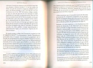 JOSÉ AlMEIDA BRI CEÑO
ción que se asuma se reputará a las acciones como bie-
nes propios o bienes sociales [ ...], en ese orden de
ideas, sea que las acciones tengan la calidad de pro-
pios o de bienes sociales, el Art. 314º del CC, en con-
cordancia con el Art. 294º del mismo código, estable-
ce que en caso de que uno de los cónyuges se halle
impedido de ejercitar la administración tanto de los
bienes sociales como de los bienes propios, ya sea por
interdicción o por otra causa, compete al otro cónyu-
ge la administración de dichos bienes, [...] es decir
que en el caso de autos, el cónyuge que aparece como
titular de las acciones, al estar impedido de ejercer los
derechos otorgados que éstas le conceden, la norma
acotada, de orden publico, otorga representación y
administración legal a la accionante respecto de di-
chas acciones».
En igual sentido, la Sala Civil Transitoria resolvió la CAS.
Nº 3600-01-CUSCO(171).La demandante, Sandra Thombansen,
pretendió evitar el remate -vía tercería de propiedad- del in-
mueble de propiedad de la empresa Haffner Empresa de Desa-
rrollo Internacional Sociedad Comercial de Responsabilidad
Limitada, de la cual su esposo,]arry Haffner, era titular del 50%
de las acciones; arguyendo que le correspondía la cotitularidad
de dichas acciones, porque éstas habían sido adquiridas duran-
te la vigencia de la sociedad de gananciales, y sin embargo, se
hipotecó el inmueble sin su consentimiento. La Sala desestimó
(171) CAS. Nº 3600-01-CUSCO del 26 de abril de 2002, publicada en la
SCEP del 31 de julio de 2002, pp. 9029-9030. Posteriormente, la Sala Civil
P~rmanente, en su CAS. Nº 2687-2001-LIMA del 14 de agosto de 2002, pu-
blicada en la SCEP del 2 de diciembre de 2002, pp. 9595, afirmó claramen-
~e qu.e la ley otorga la calidad de accionista sólo a la persona que aparece
inscrita en el registro de matrícula de acciones.
278
CAPíTULO 2: LA DISPOSICiÓN ARBITRARIA DEL PATRIMONIO SOCIAL
esta argumentación señalando que la empresa de la cual es ac-
cionista su esposo es una persona jurídica y por lo tanto, es dis-
tinta de sus miembros; asimismo, agregó que el hecho de ser
cónyuge de un accionista no implica que se adquiera la calidad
de propietario de dicha empresa:
«Cabe mencionar que el inmueble materia de discusión
al momento de constituirse la hipoteca era de propie-
dad de la Empresa Desarrollo Internacional Sociedad
Comercial de Responsabilidad Limitada, según consta
del certificado positivo de gravámenes de fojas 77.
Estando a lo antes expuesto y a los fundamentos del
escrito de demanda, es de observarse que la deman-
dante pretende se haga extensivo el patrimonio de la
empresa codemandada a su persona por el hecho de
ser cónyuge de don ]arry Lane Haffner, quien es ac-
cionista del 50% de las acciones de dicha empresa; sin
embargo, tal alegación carece de todo sustento legal,
puesto que de conformidad con el artículo 78º del
Código Civil la persona jurídica tiene existencia jurí-
dica distinta de sus miembros y ninguno de éstos ni
todos ellos tienen derecho al patrimonio de ella ni
están obligados a satisfacer sus deudas, lo que nos lle-
va a determinar que el hecho de ser cónyuge de un
accionista no implica que se adquiera la calidad de
propietario de los bienes de la empresa.
Al haberse declarado fundada la demanda bajo el erra-
do sustento expuesto en la demanda se ha incurrido
en una contravención de la norma sustantiva antes
acostada y por tanto se ha afectado el debido proceso.
Consecuentemente esta Suprema Sala considera que
la impugnada ha incurrido en la causal de contraven-
ción que garantizan el derecho al debido proceso».
279
 